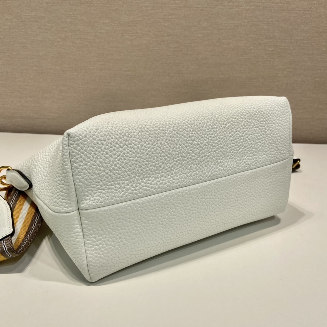 Pra*a leather bag