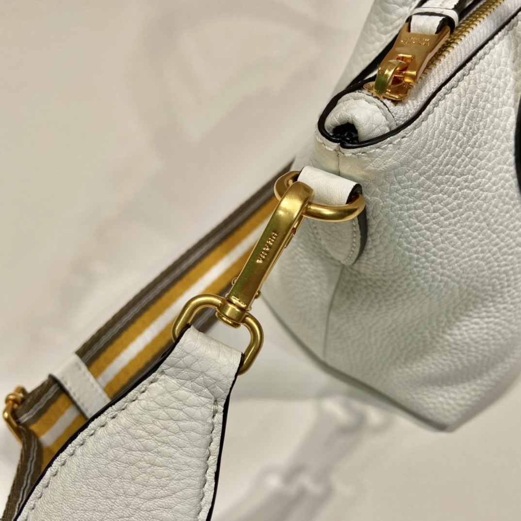 Pra*a leather bag