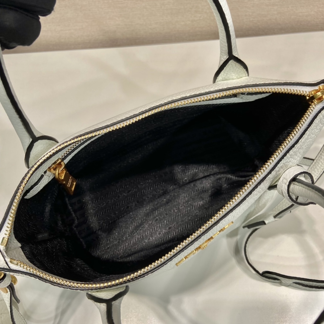 Pra*a leather bag