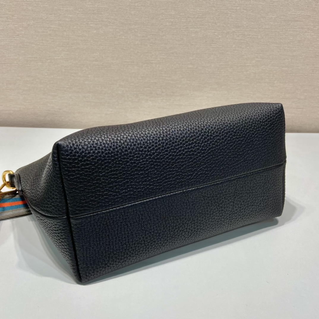 Pra*a leather bag