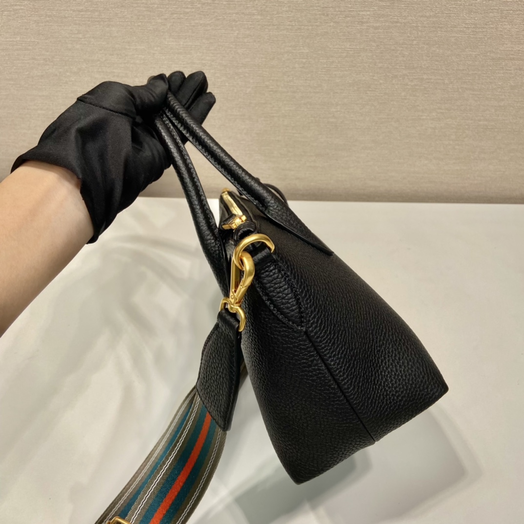 Pra*a leather bag