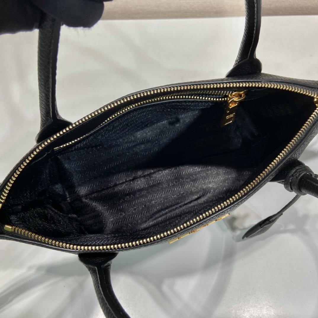 Pra*a leather bag