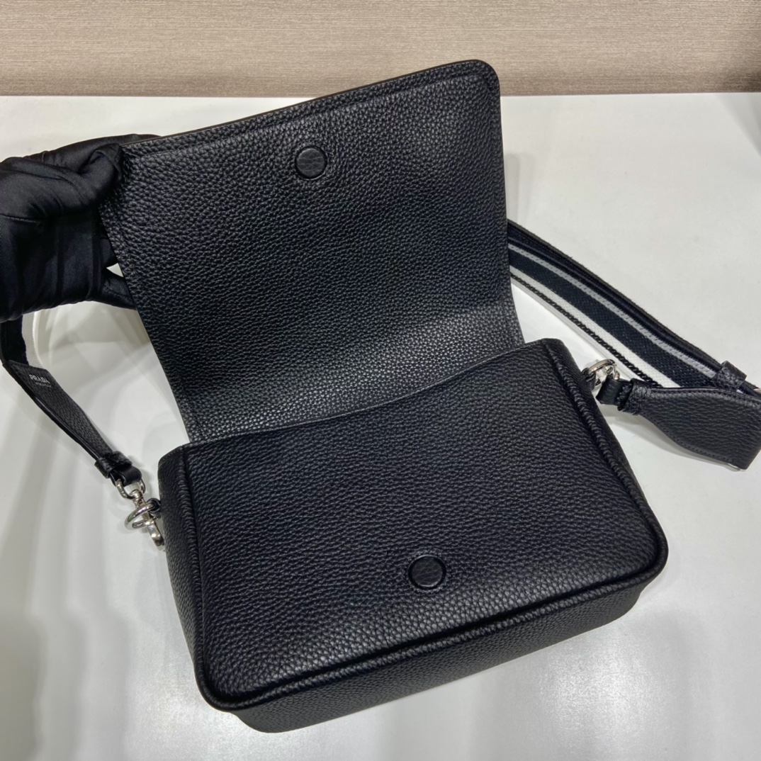 Pra*a leather shoulder bag
