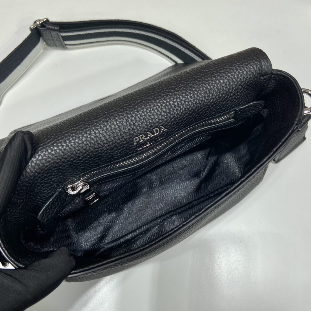 Pra*a leather shoulder bag