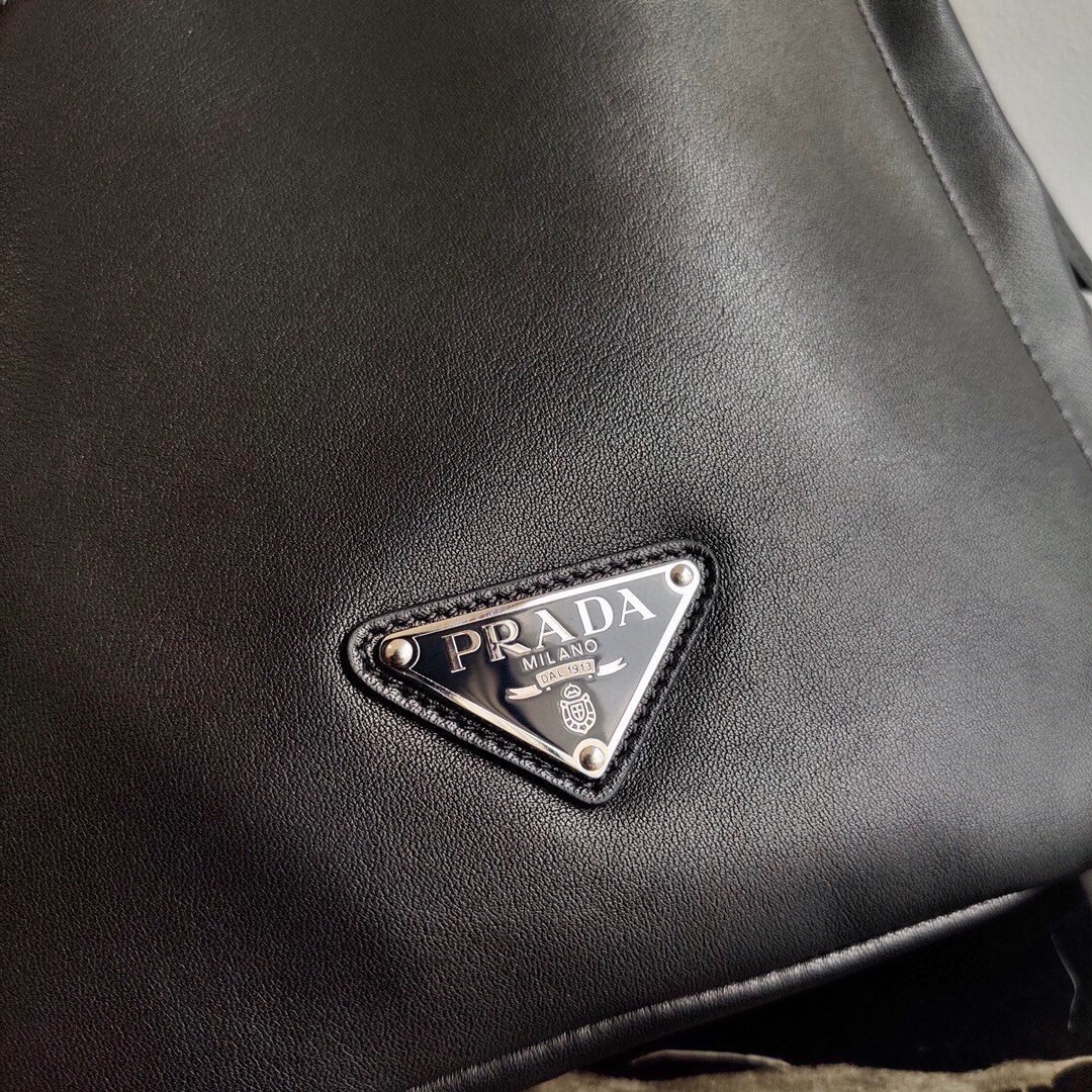 Pra*a chest bag
