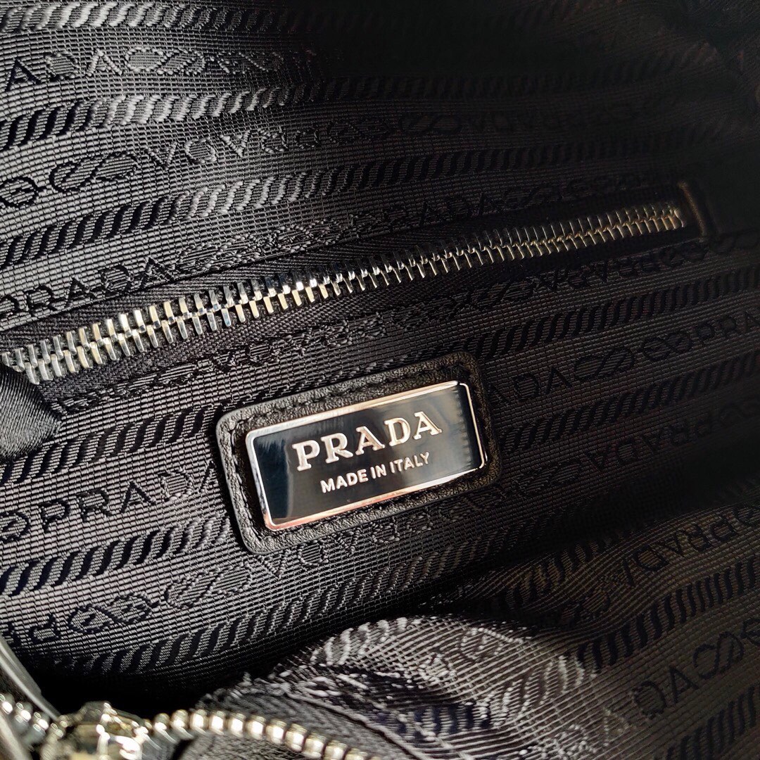 Pra*a chest bag