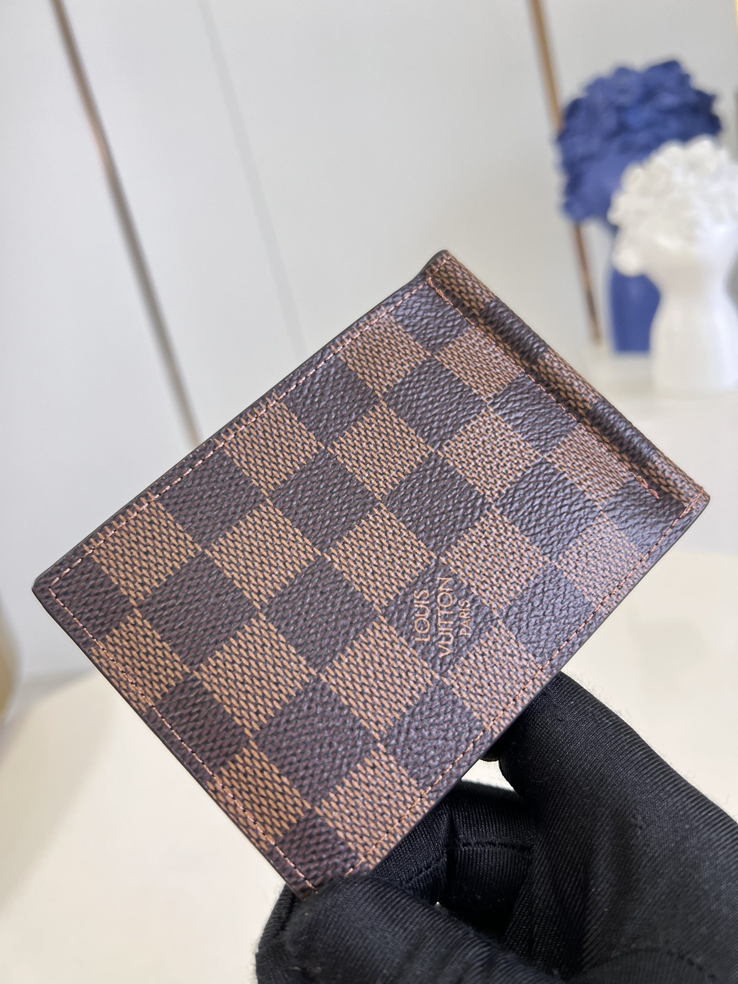 l**is V*t*n wallet