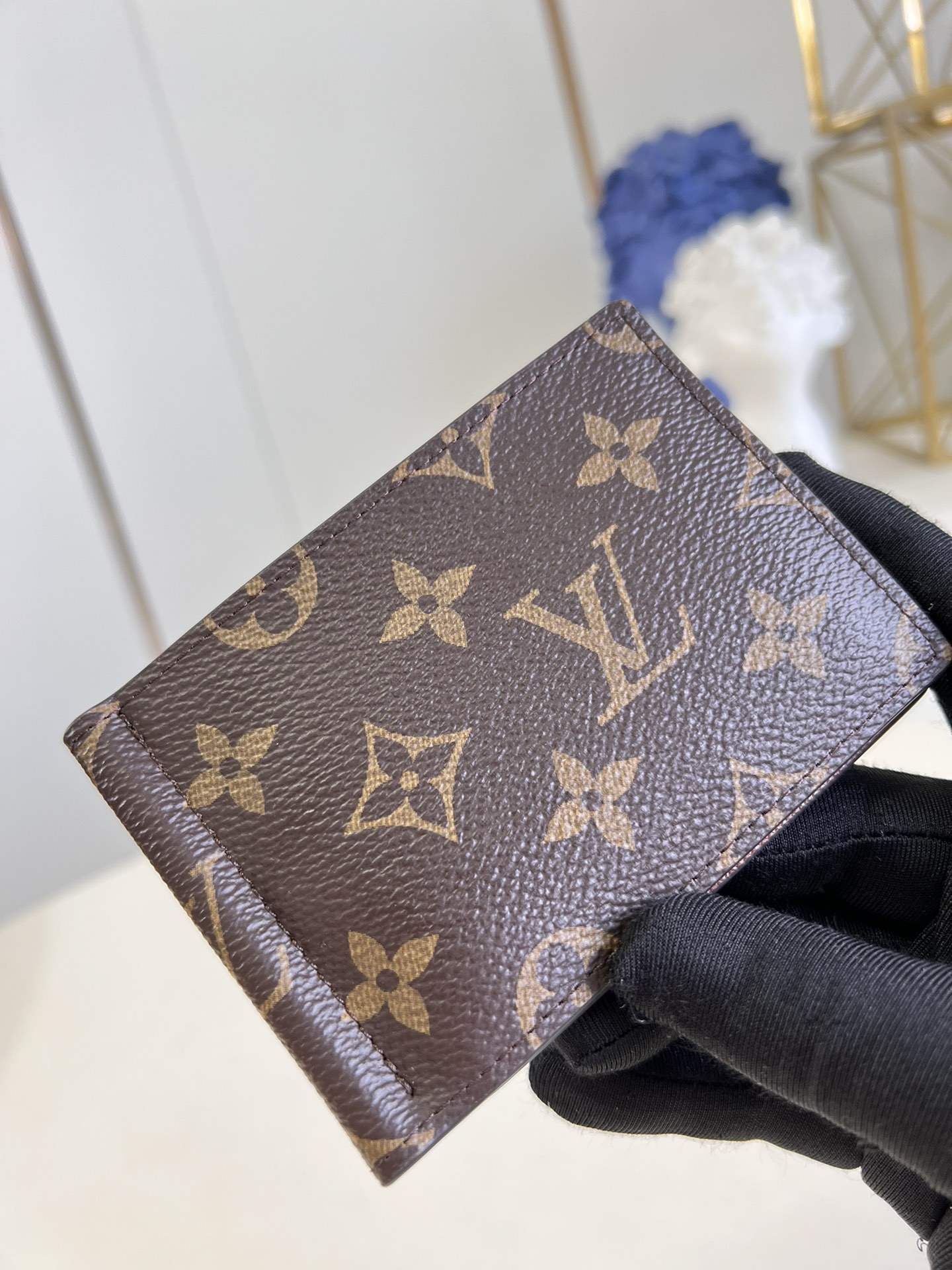 l**is V*t*n wallet