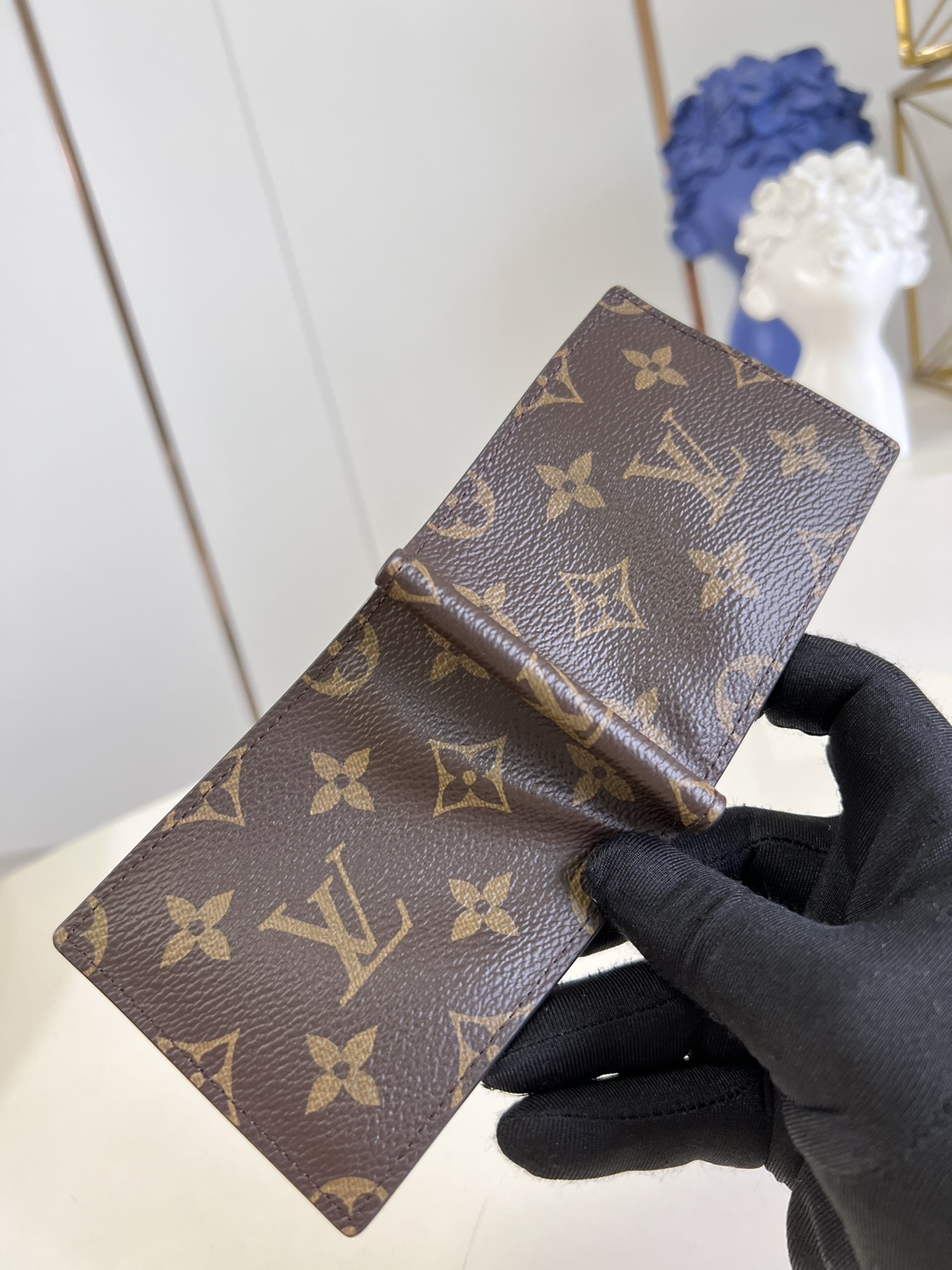l**is V*t*n wallet