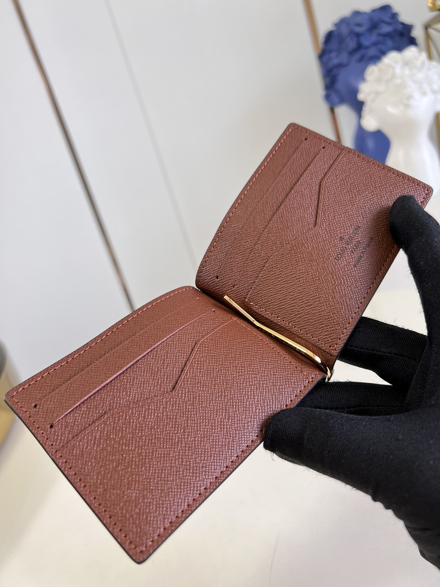 l**is V*t*n wallet