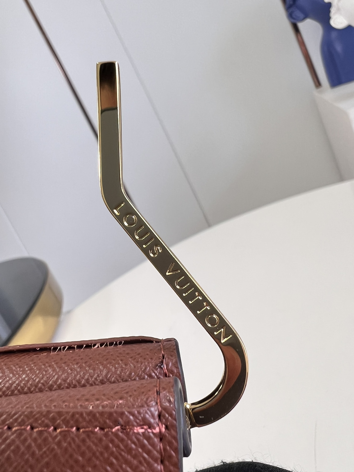 l**is V*t*n wallet