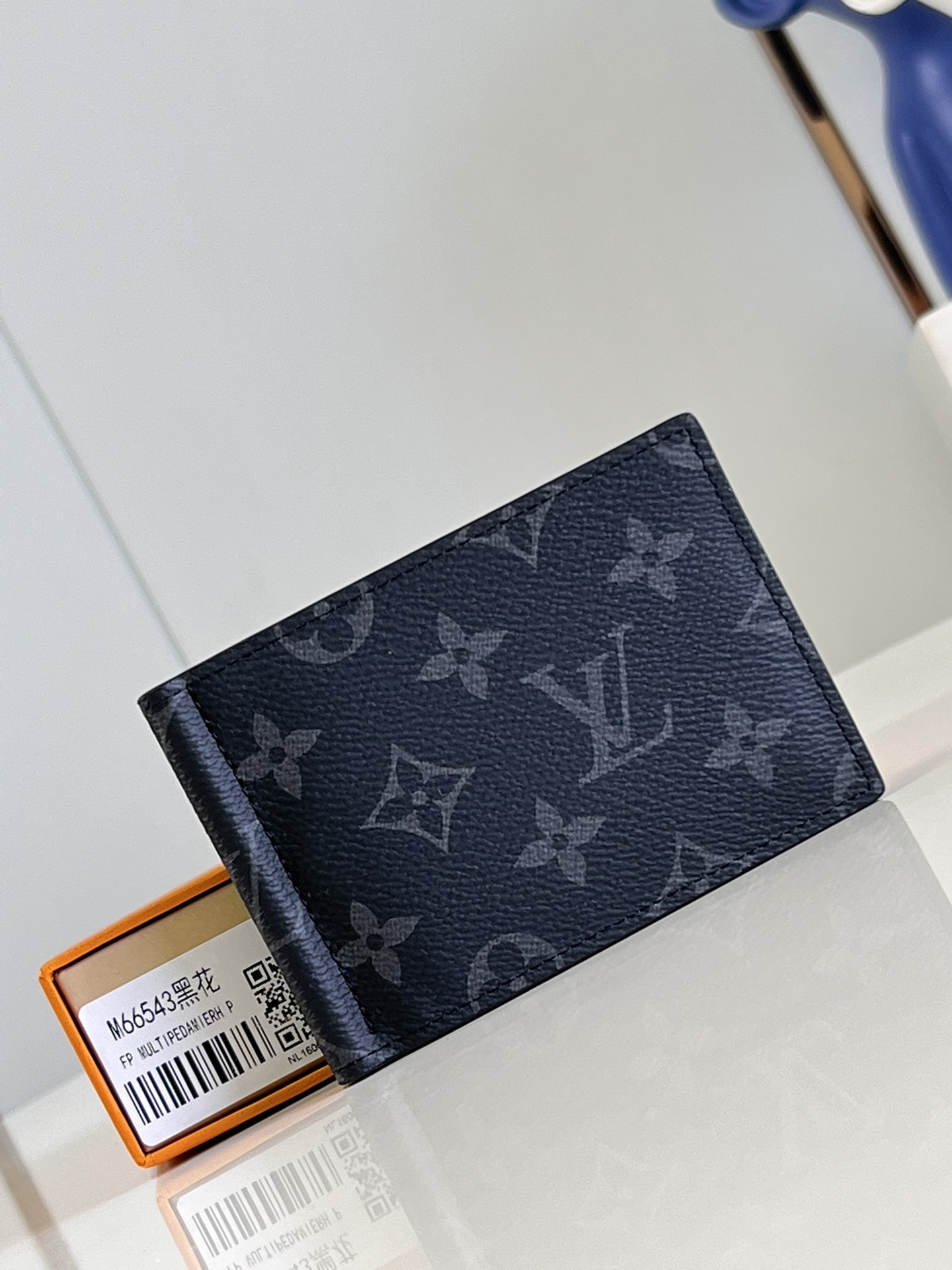 l**is V*t*n wallet