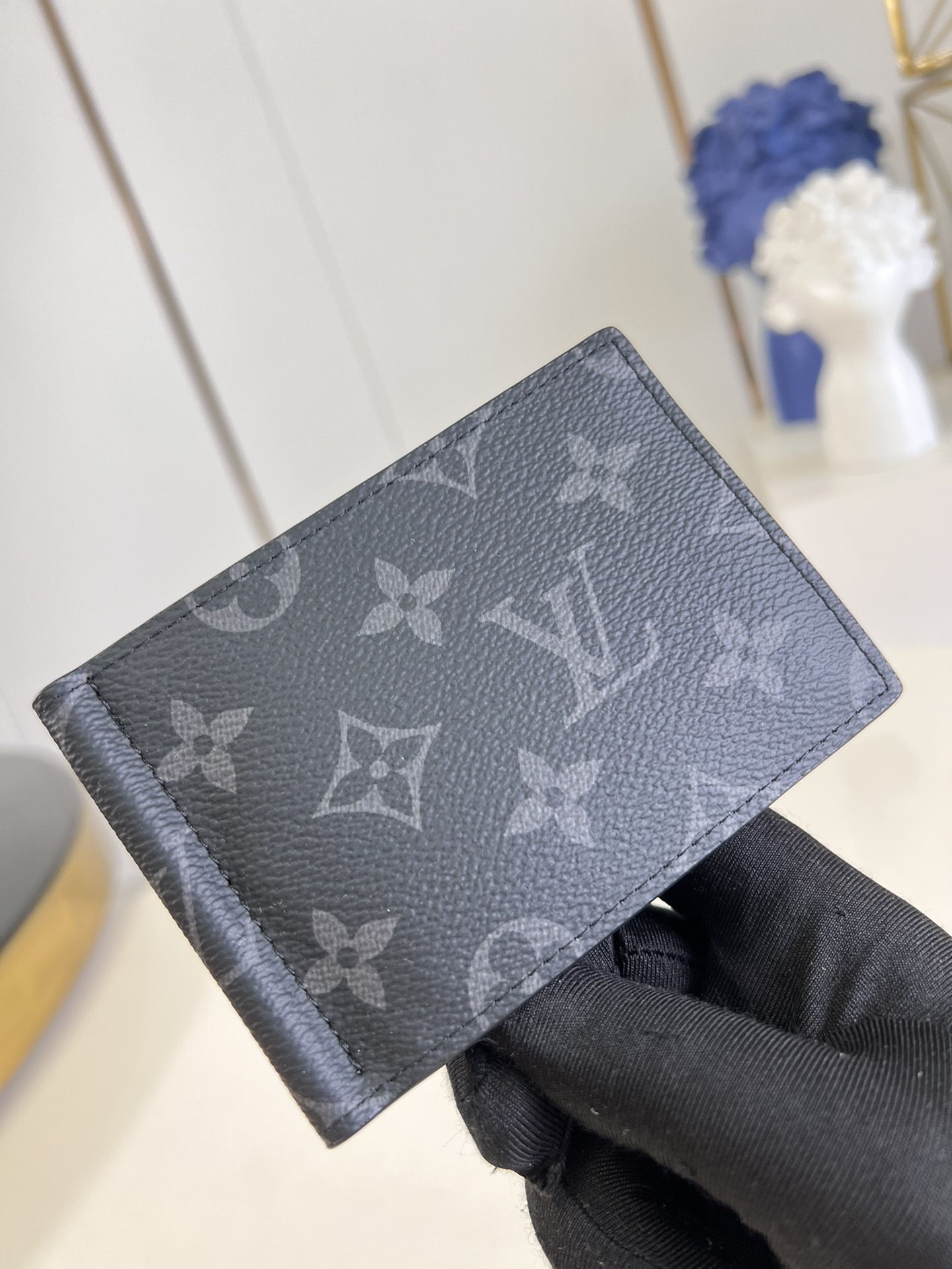 l**is V*t*n wallet