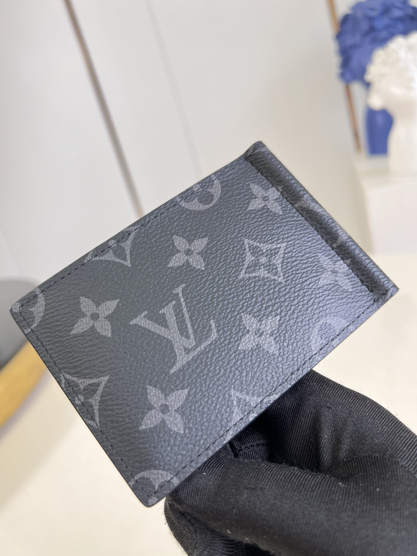 l**is V*t*n wallet