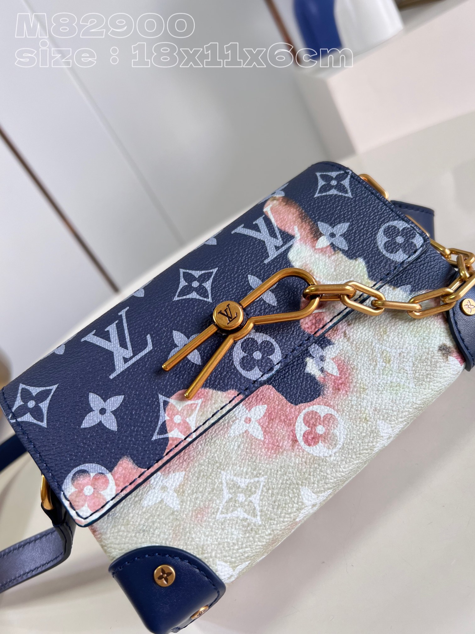 l**is V*t*n steamer messenger bag