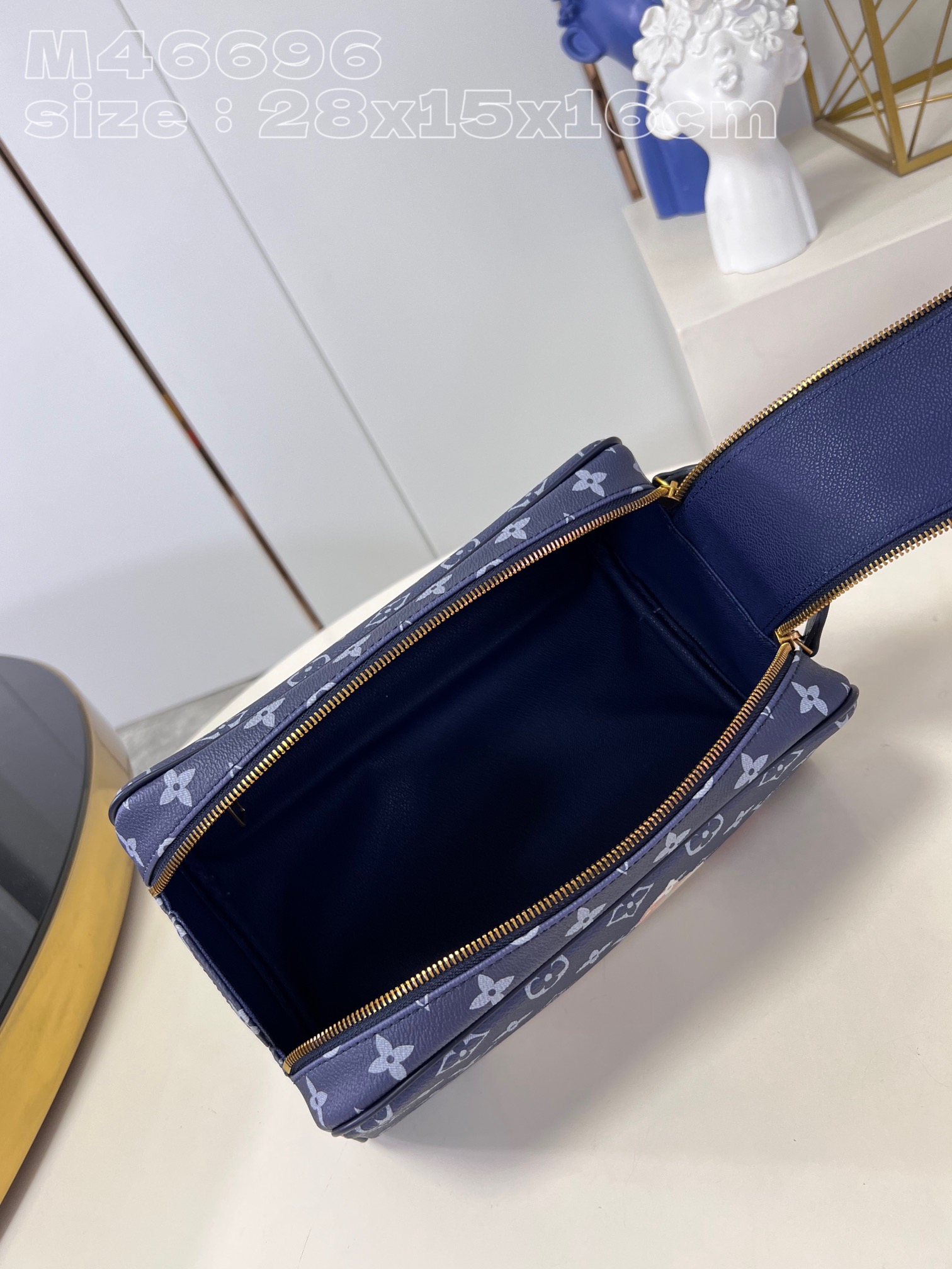 l**is V*t*n dopp kit