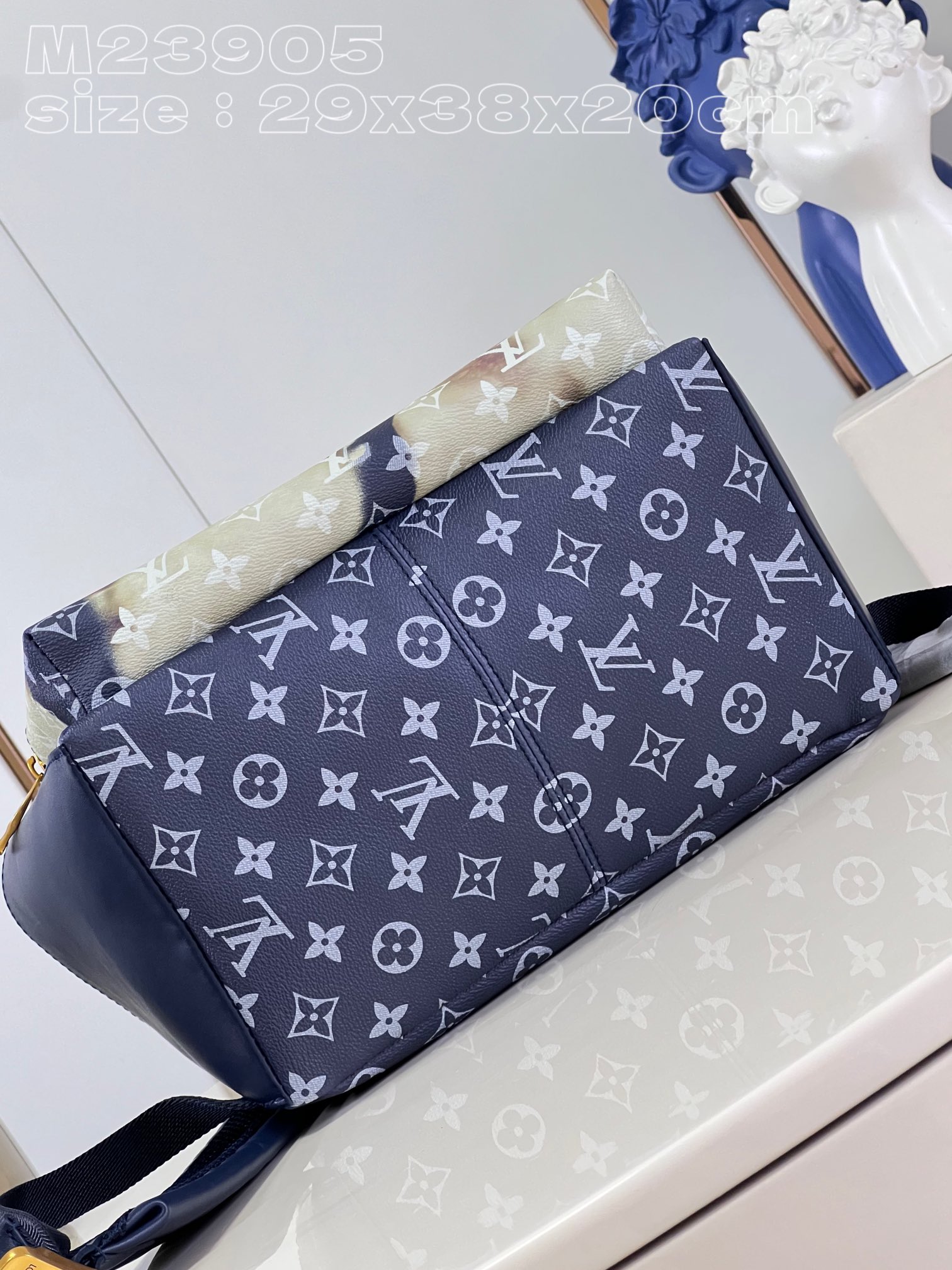 l**is V*t*n discovery small backpack