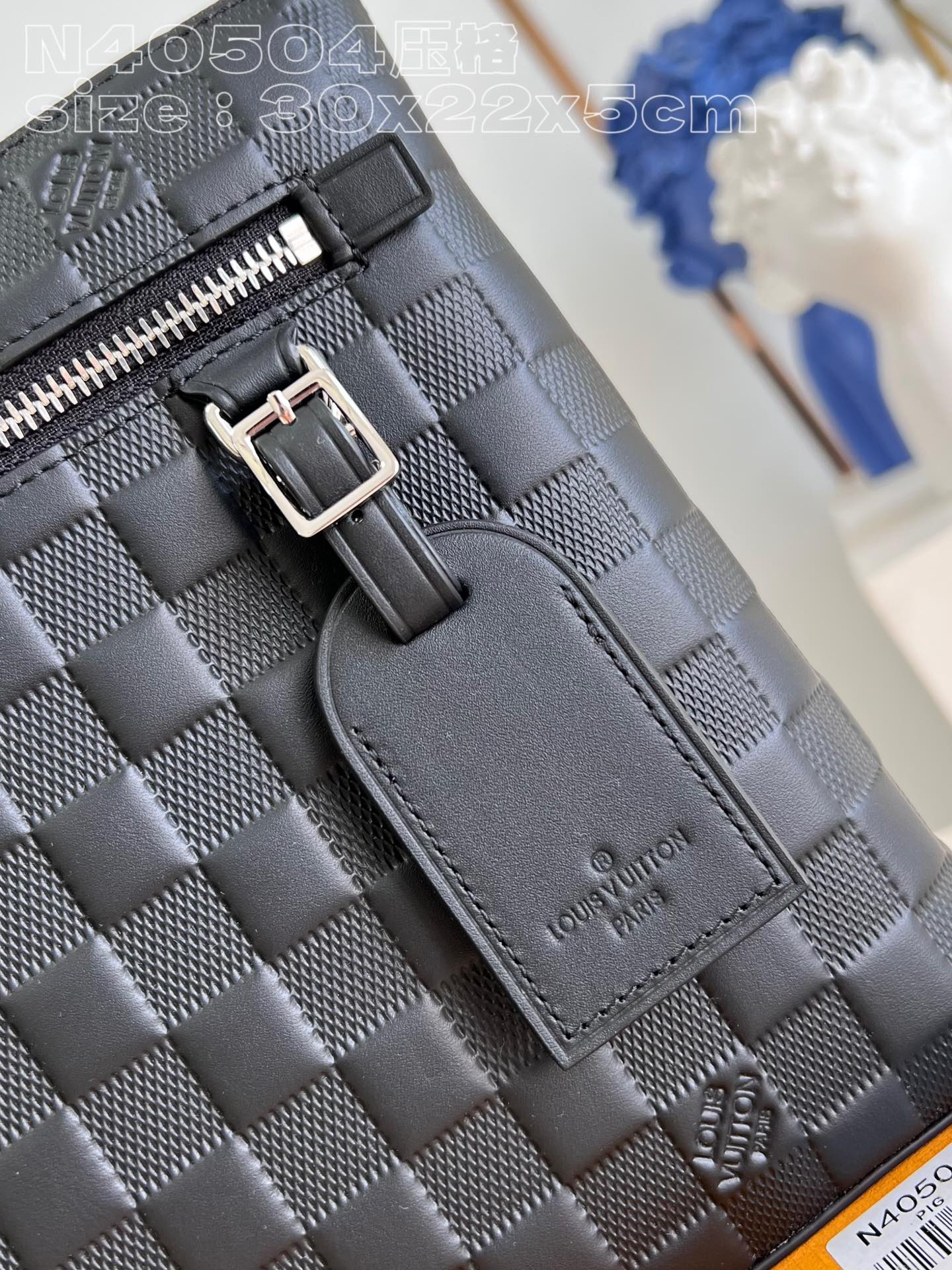 l**is V*t*n takeoff pouch