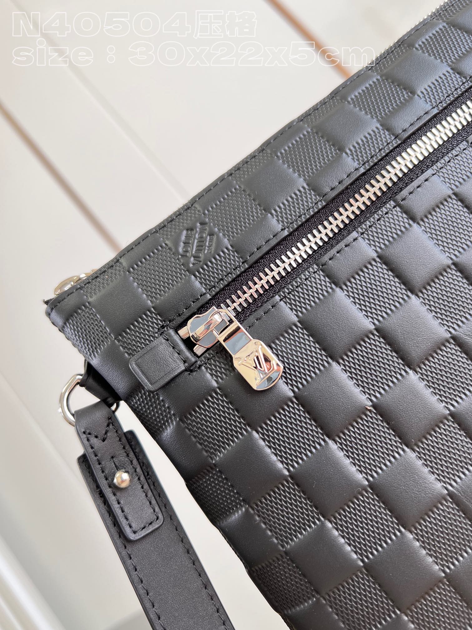 l**is V*t*n takeoff pouch