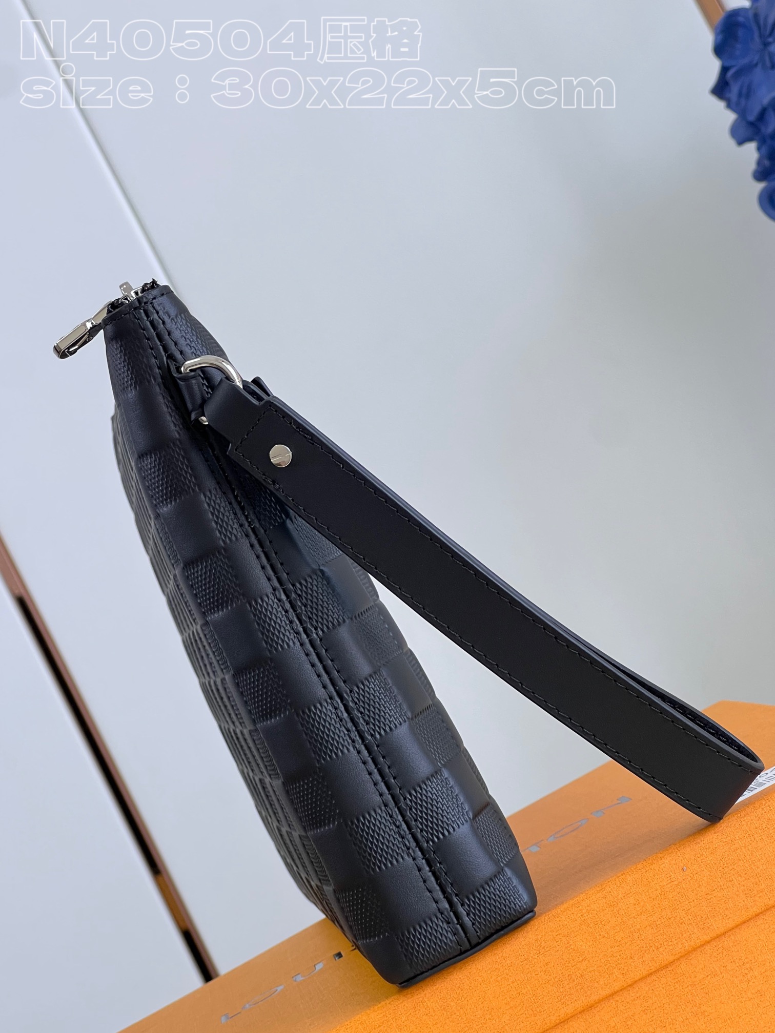 l**is V*t*n takeoff pouch