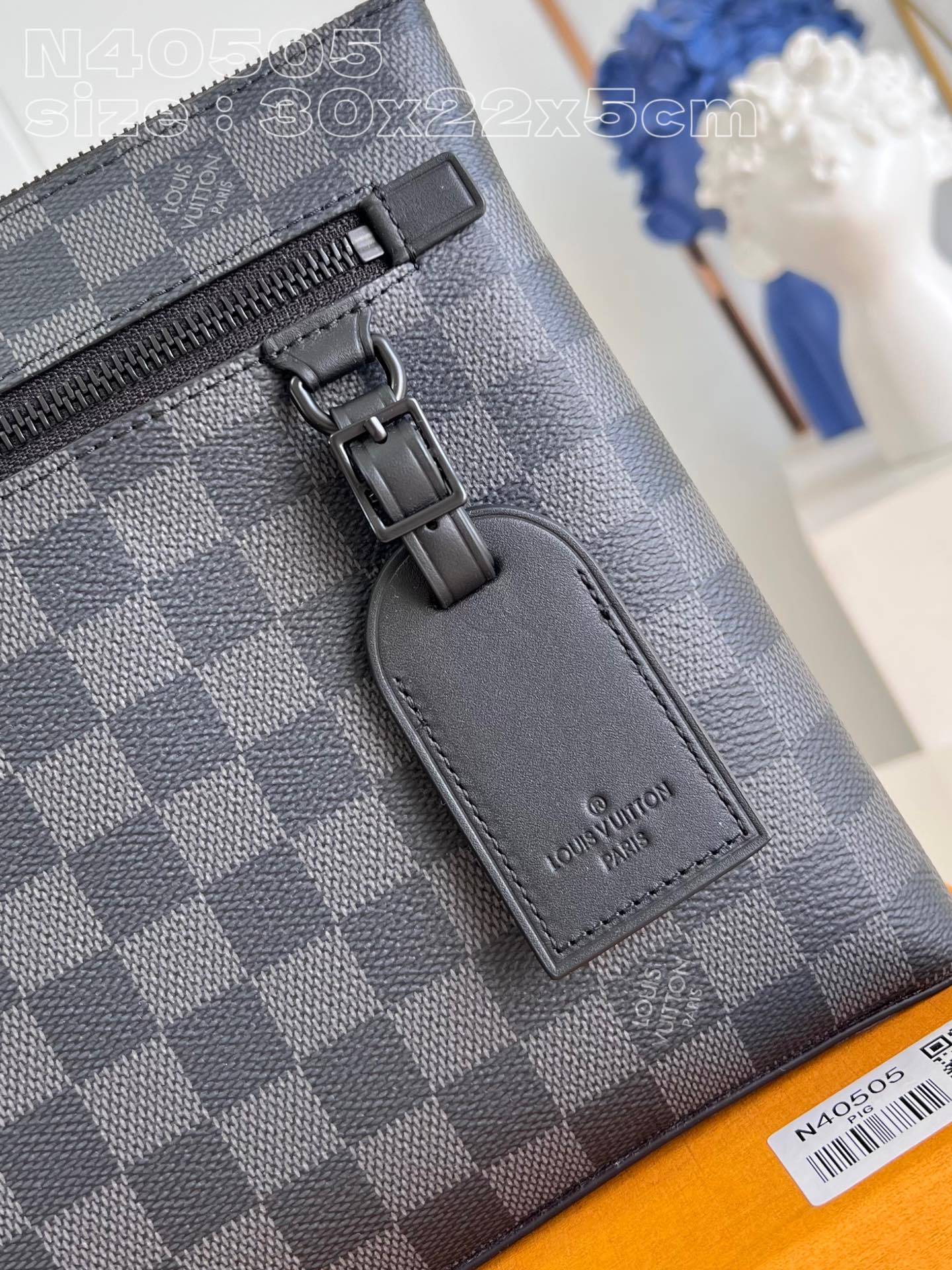 l**is V*t*n takeoff pouch