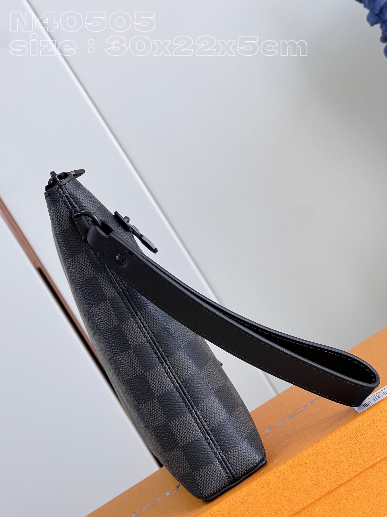 l**is V*t*n takeoff pouch