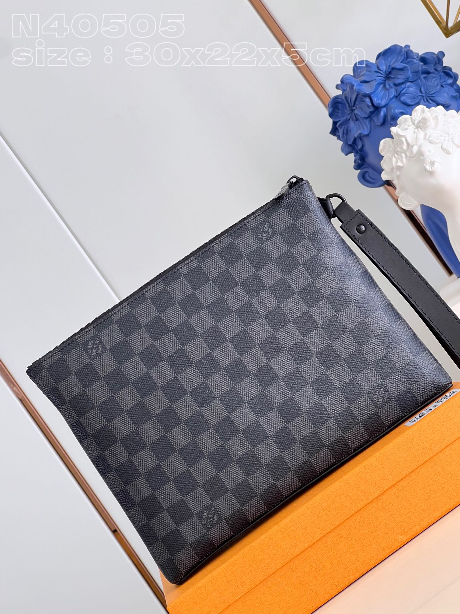 l**is V*t*n takeoff pouch