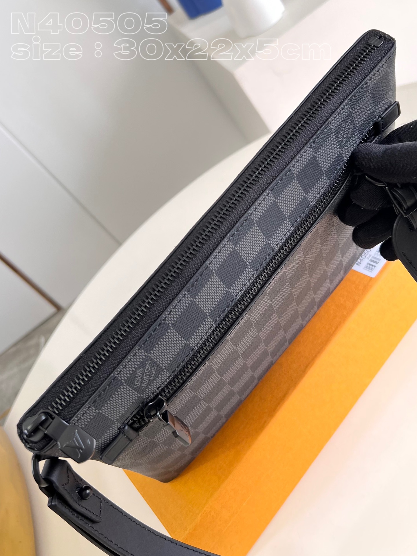 l**is V*t*n takeoff pouch
