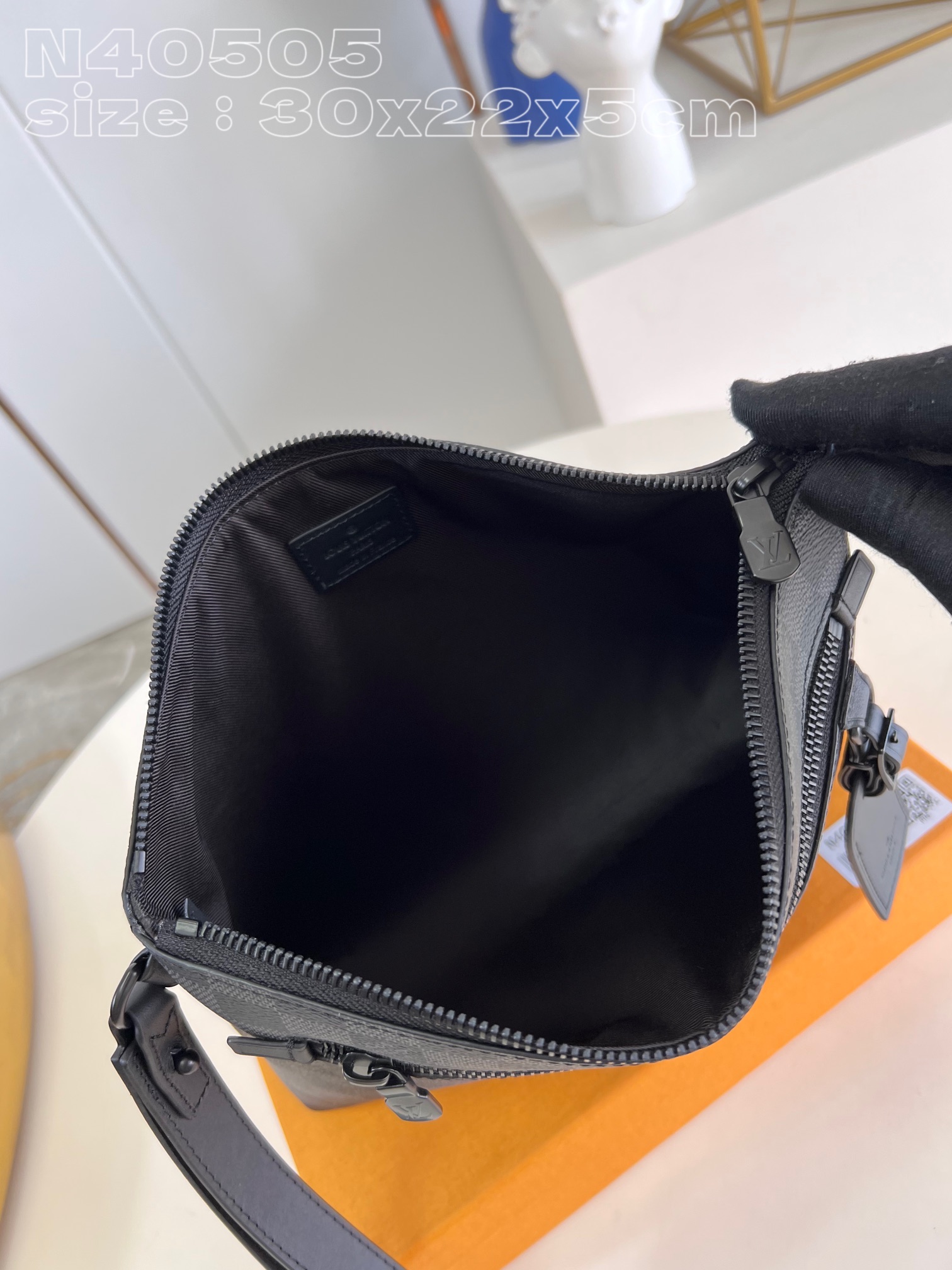 l**is V*t*n takeoff pouch