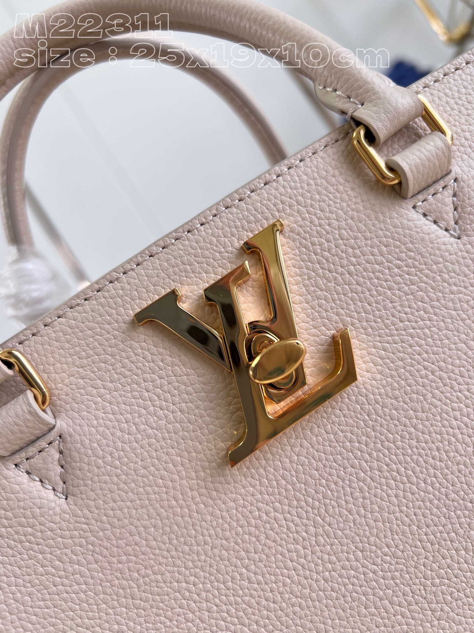 l**is V*t*n lock & go bag