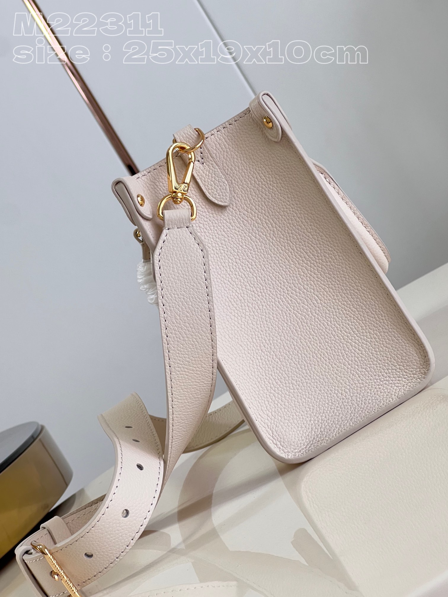 l**is V*t*n lock & go bag