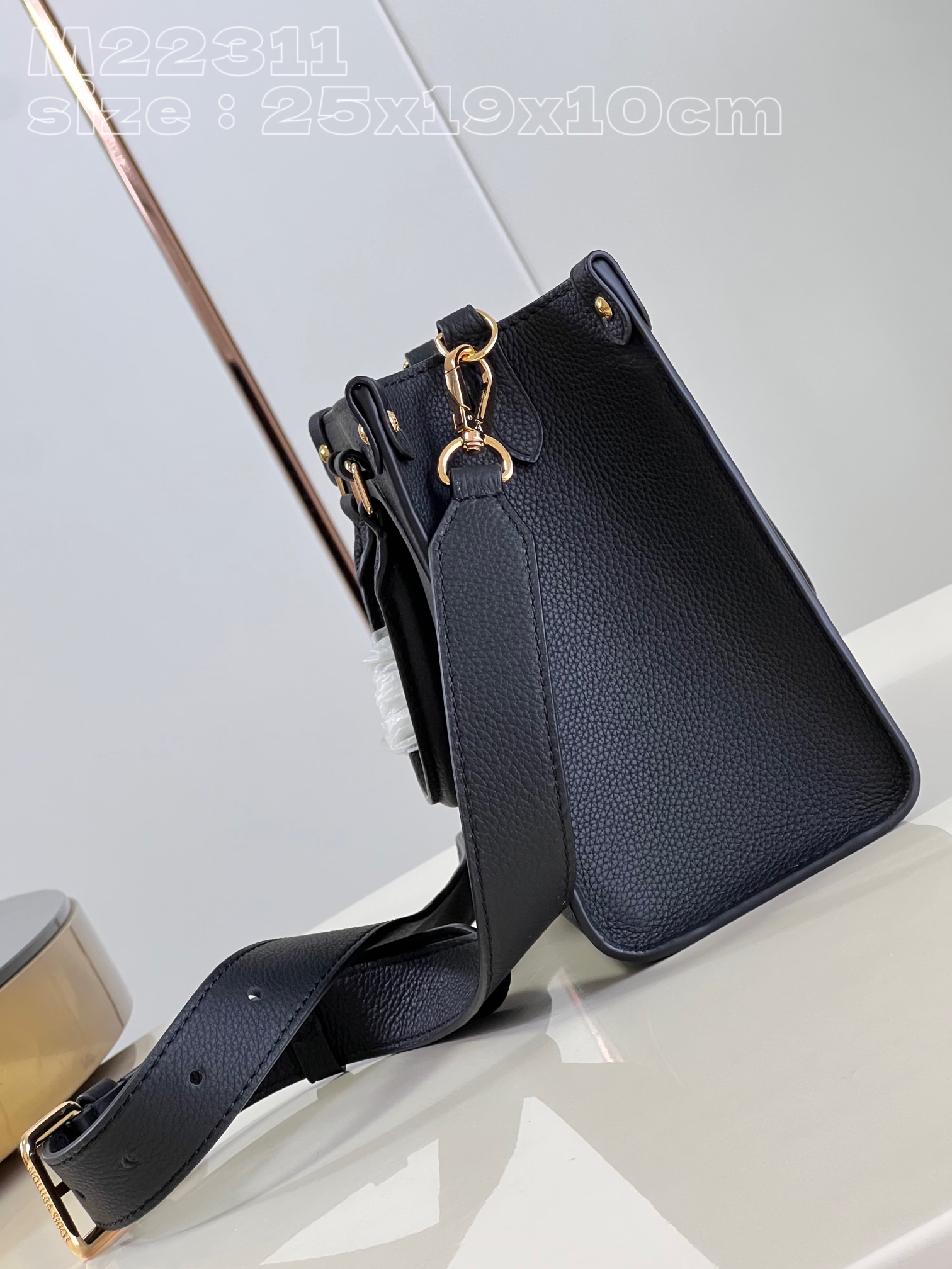 l**is V*t*n lock & go bag