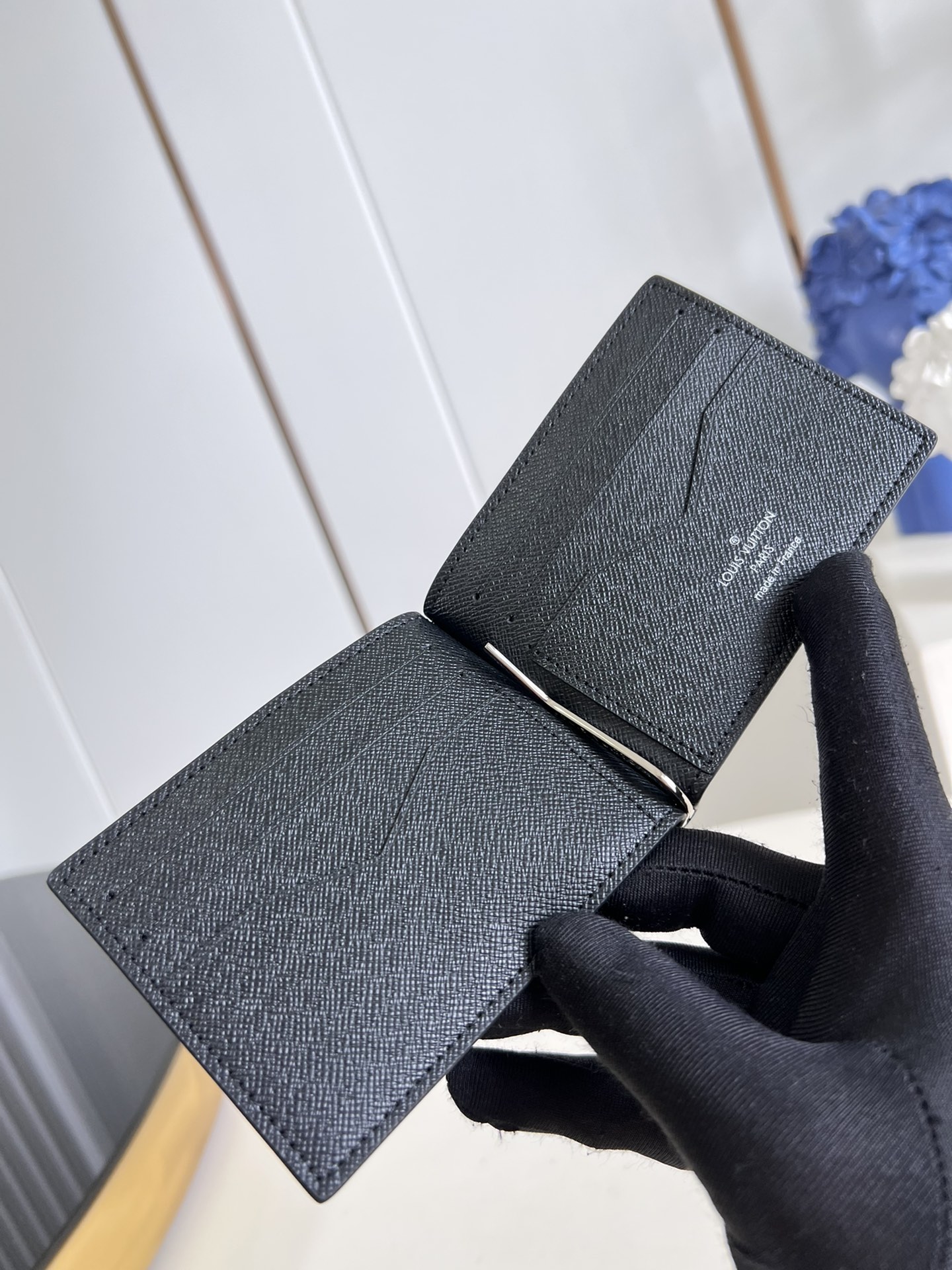 l**is V*t*n wallet