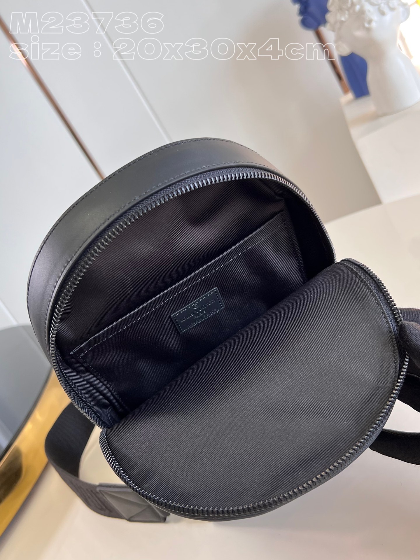 l**is V*t*n takeoff  backpack