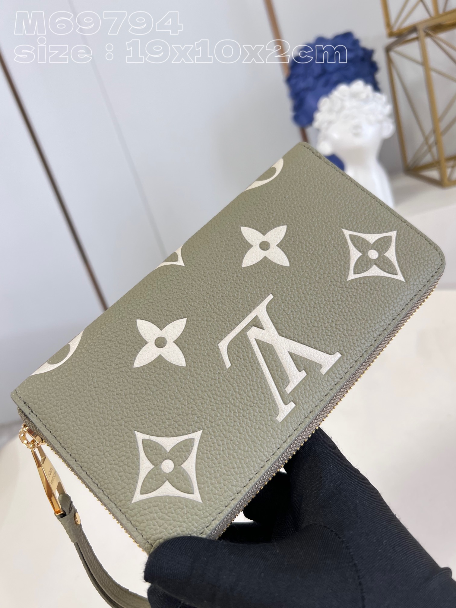 l**is V*t*n zippy wallet