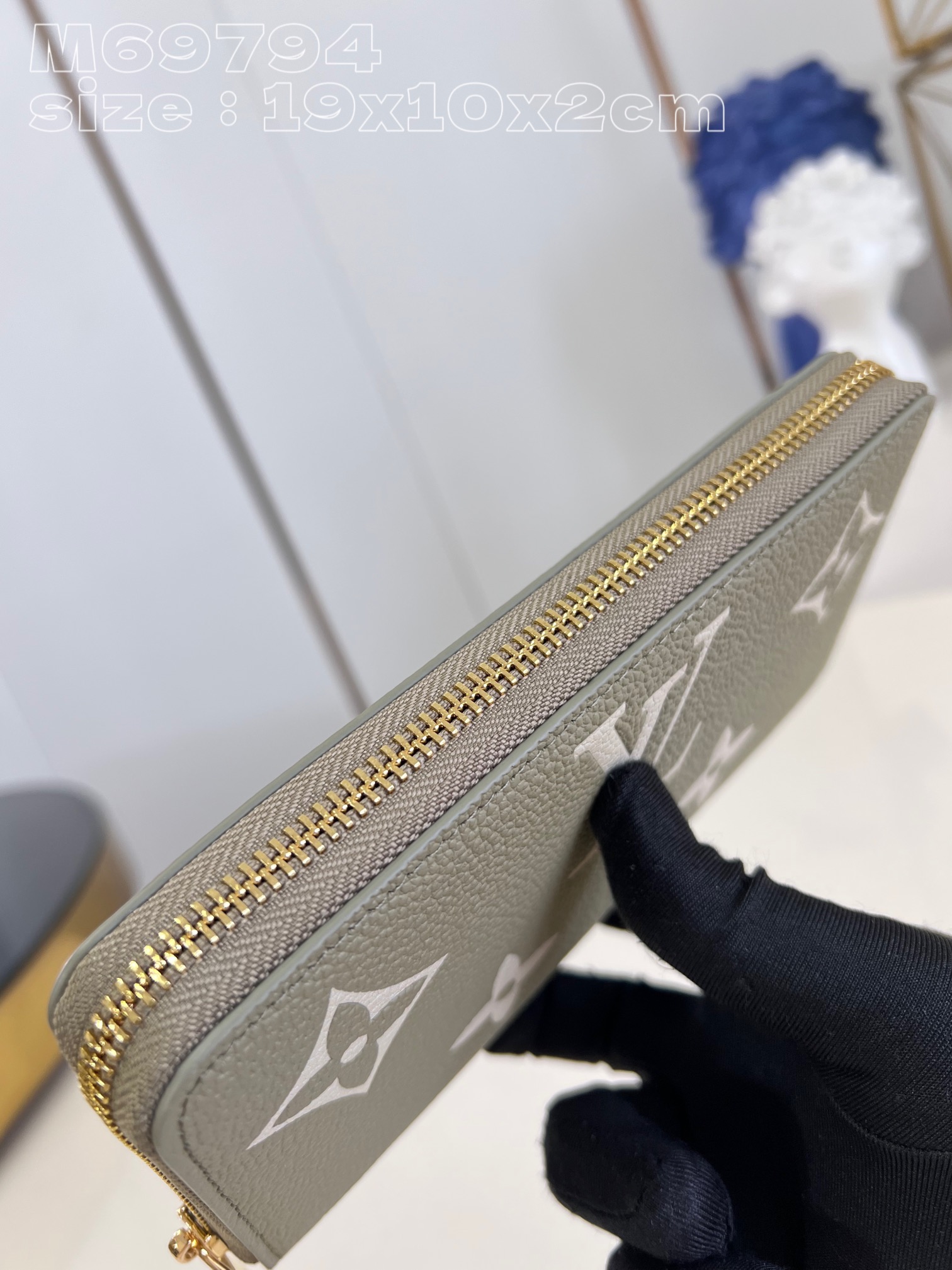 l**is V*t*n zippy wallet