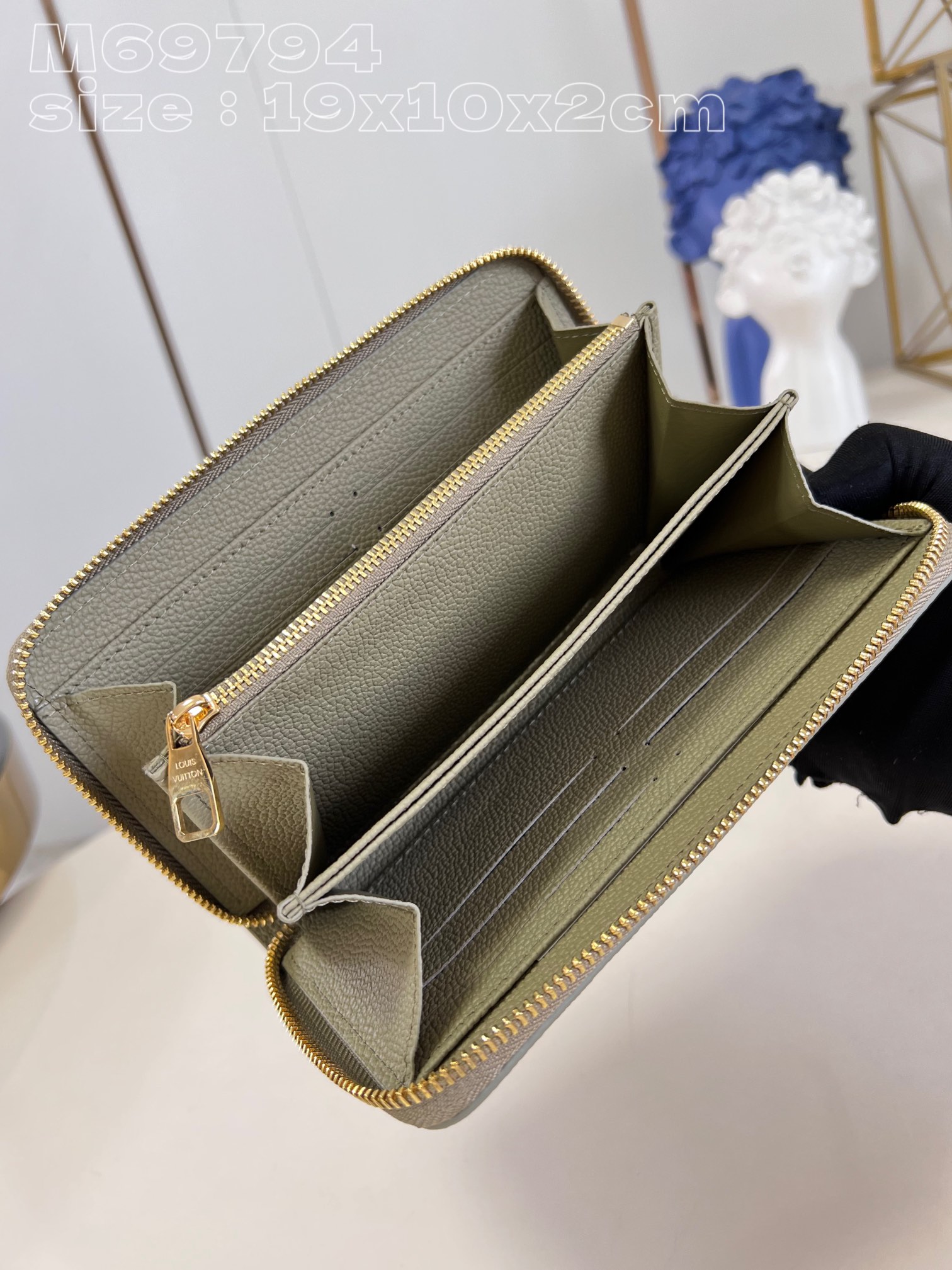 l**is V*t*n zippy wallet