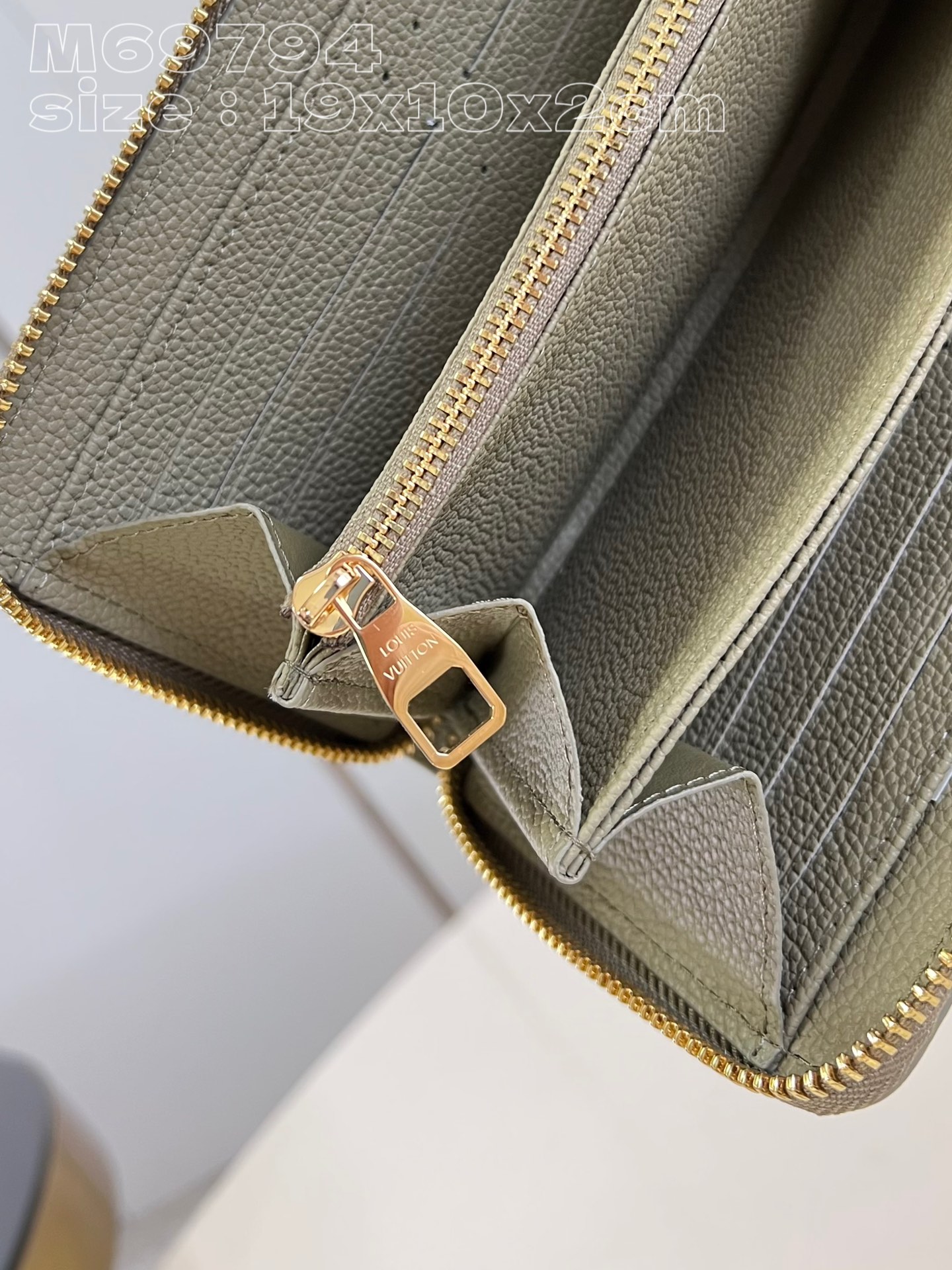 l**is V*t*n zippy wallet