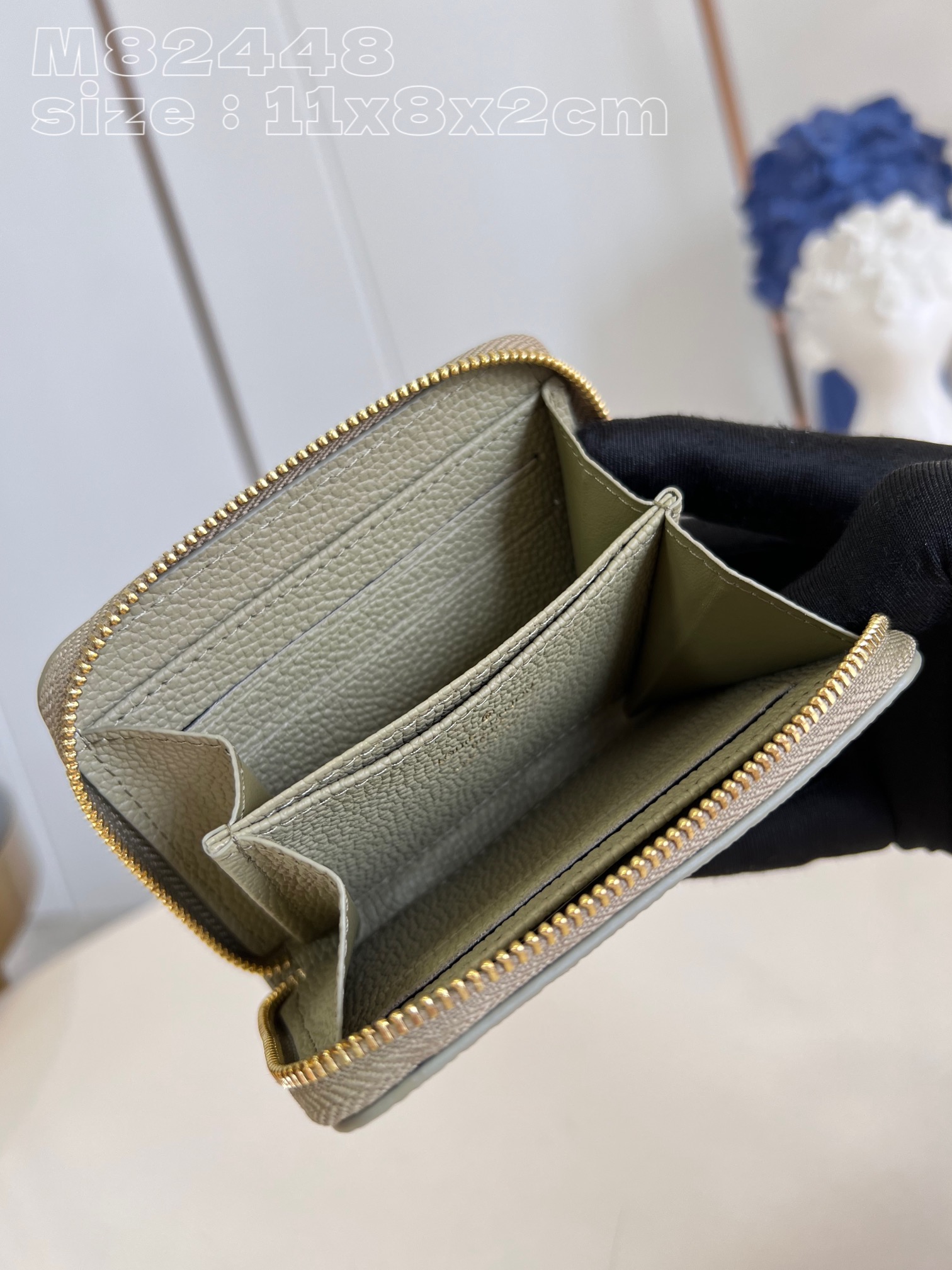 l**is V*t*n zippy coin purse