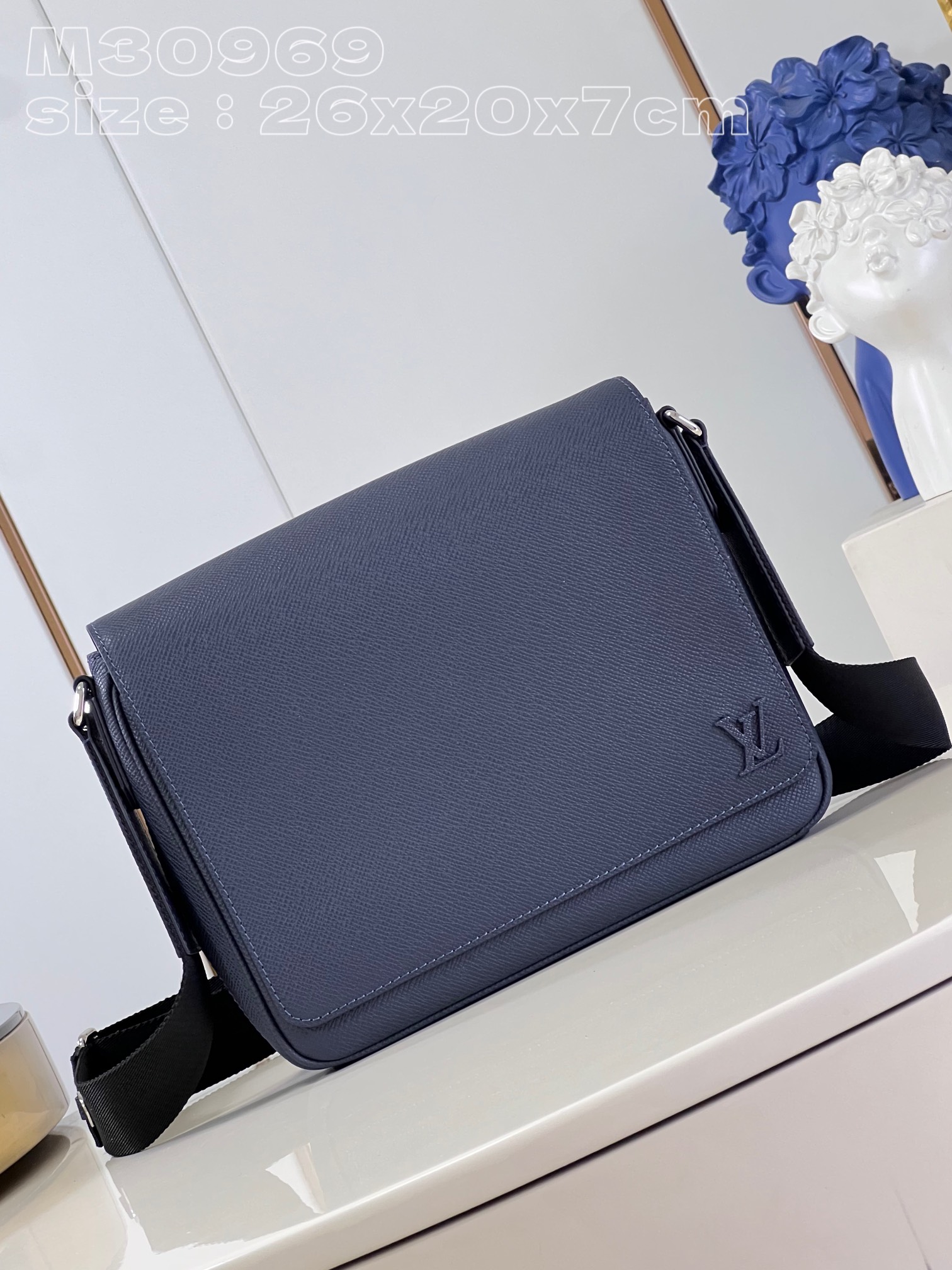 l**is V*t*n district pm messenger bag