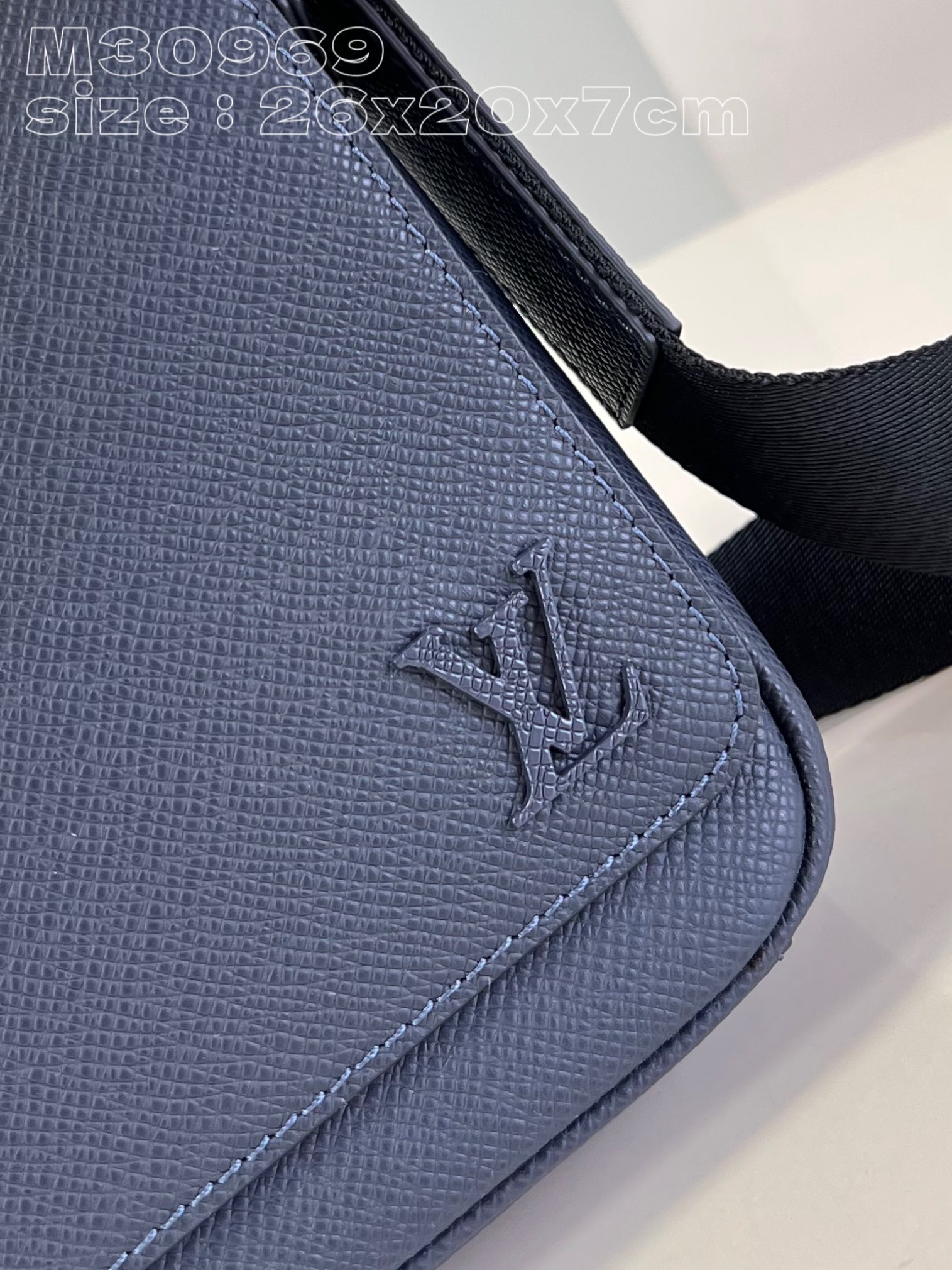 l**is V*t*n district pm messenger bag