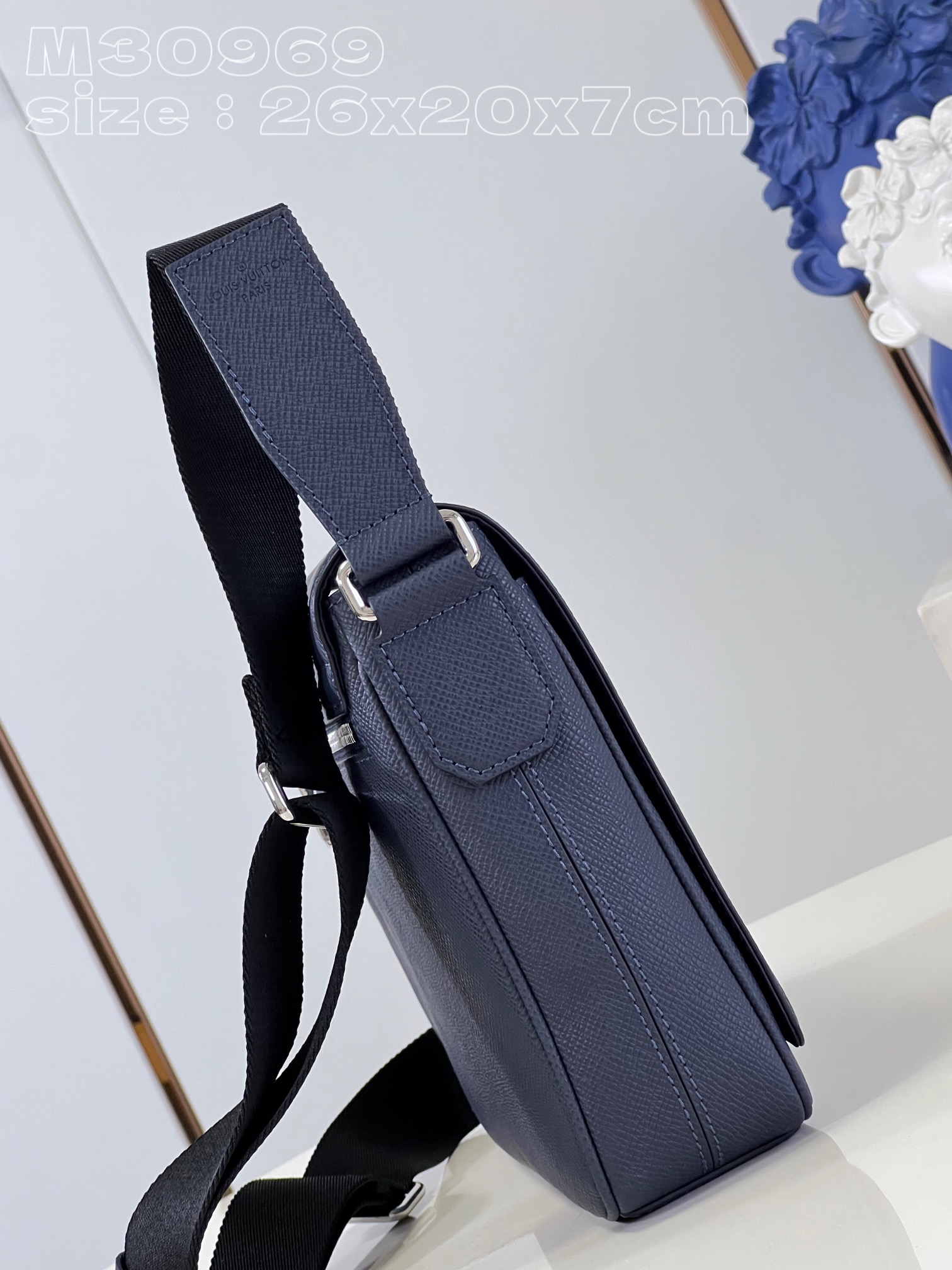 l**is V*t*n district pm messenger bag