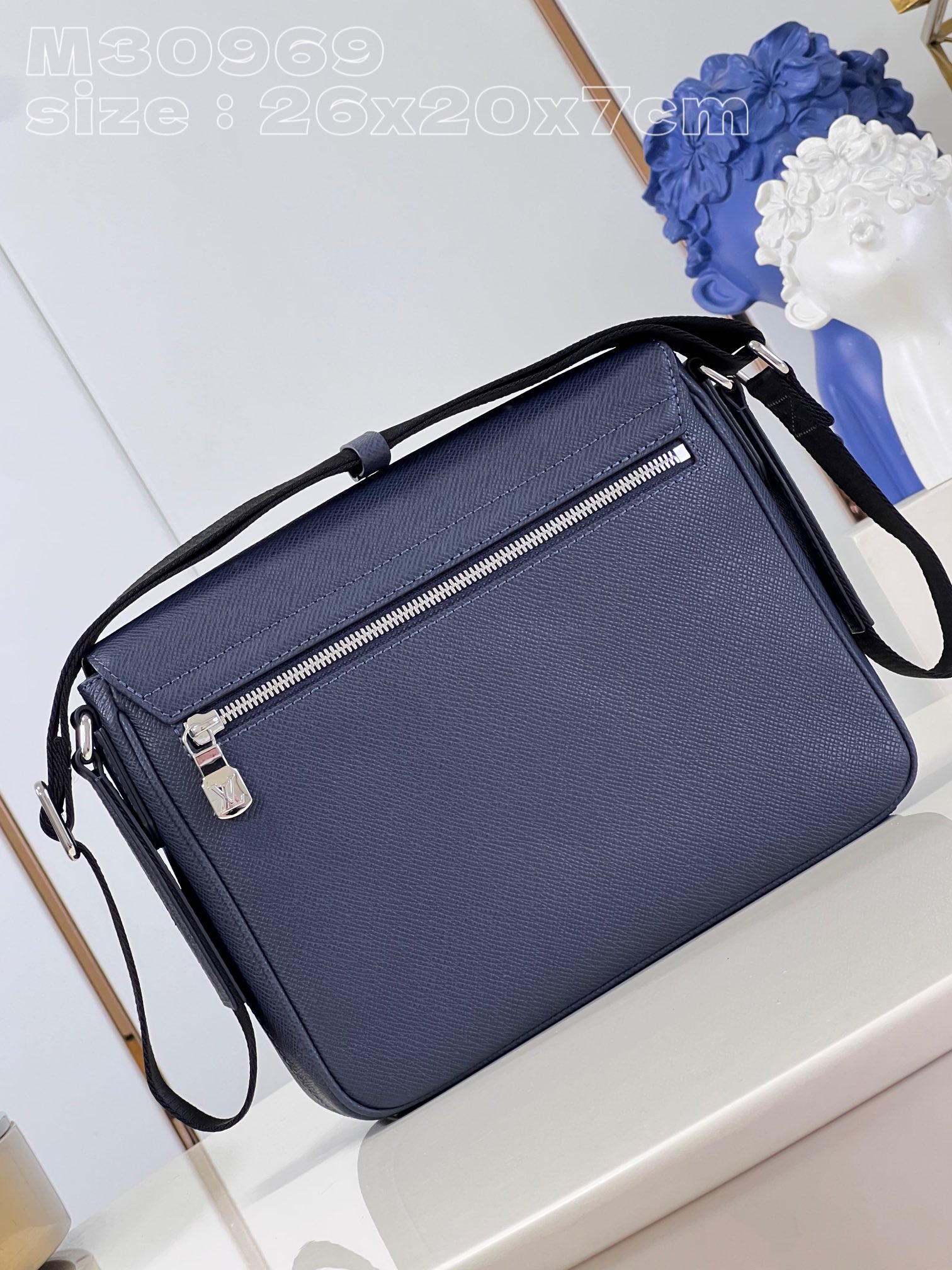 l**is V*t*n district pm messenger bag
