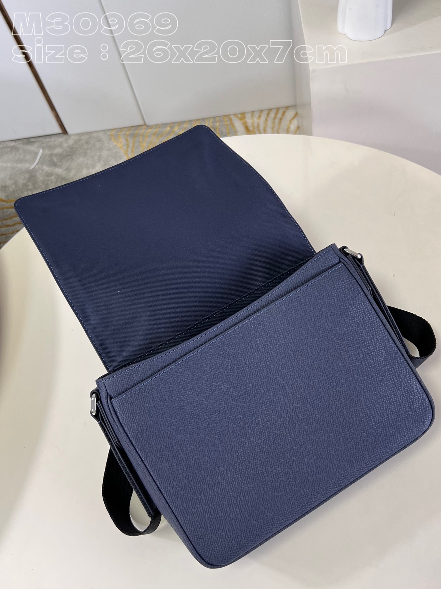 l**is V*t*n district pm messenger bag