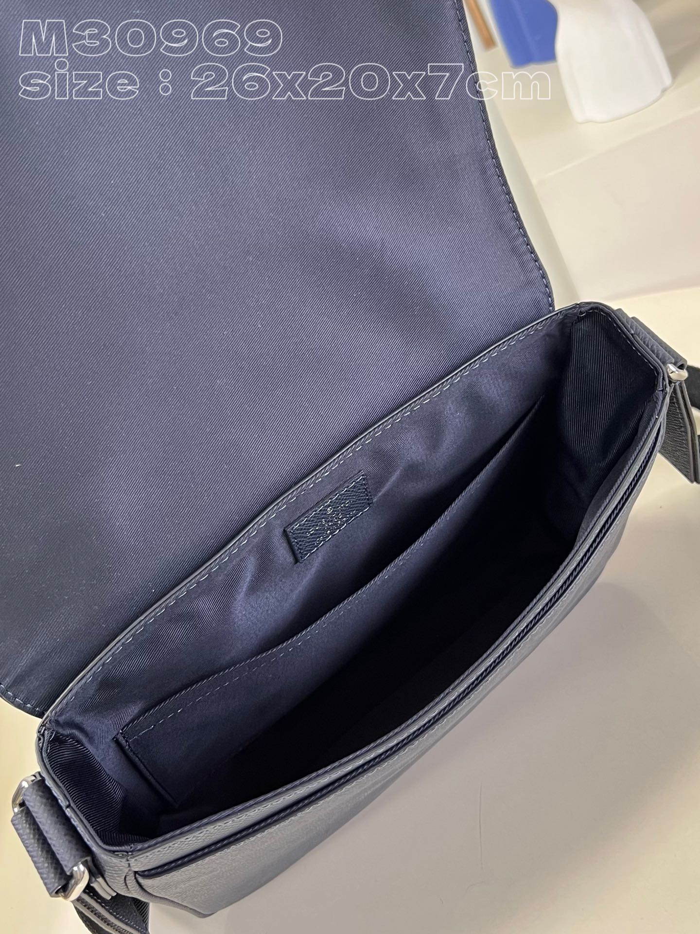 l**is V*t*n district pm messenger bag