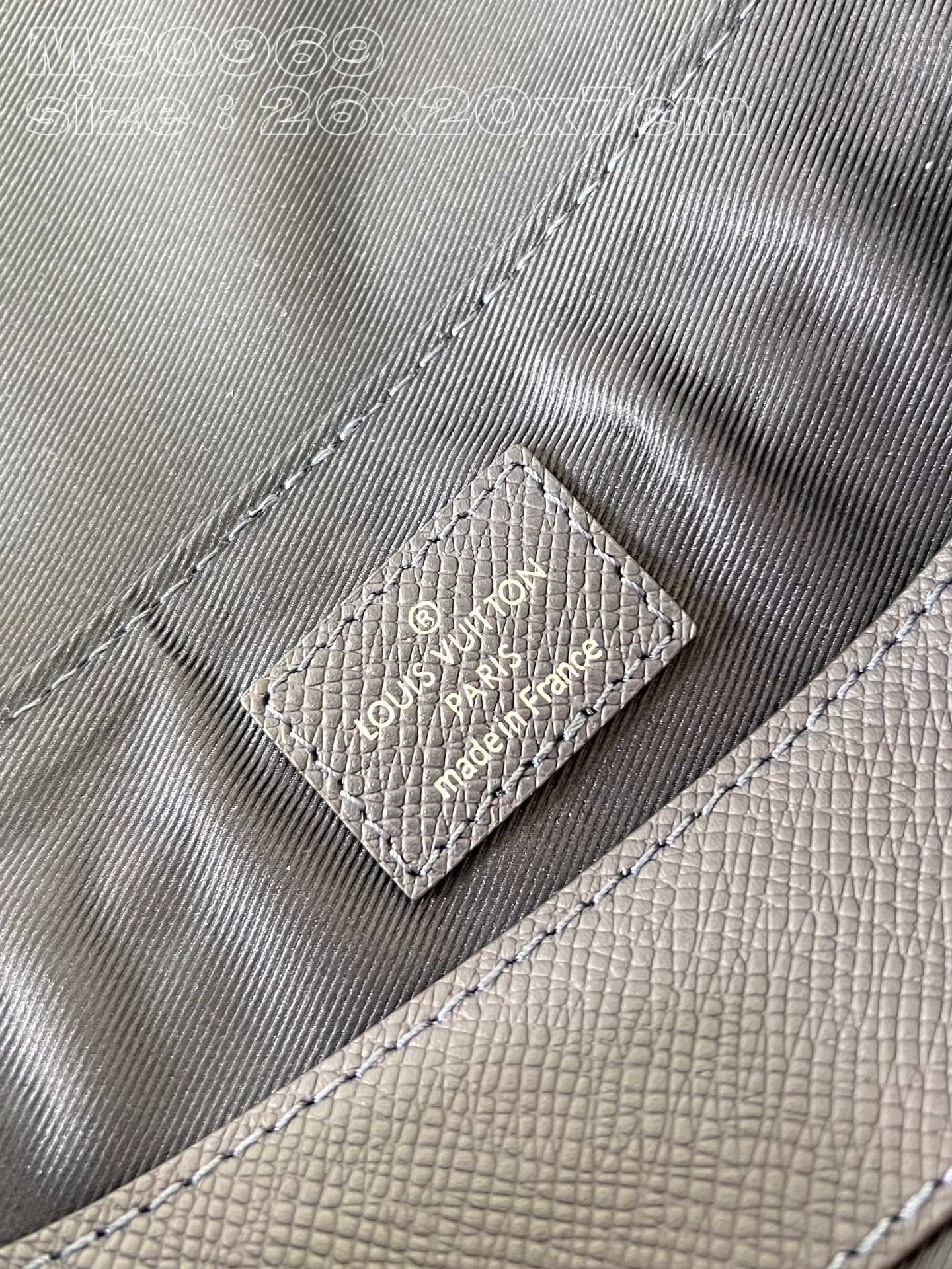 l**is V*t*n district pm messenger bag