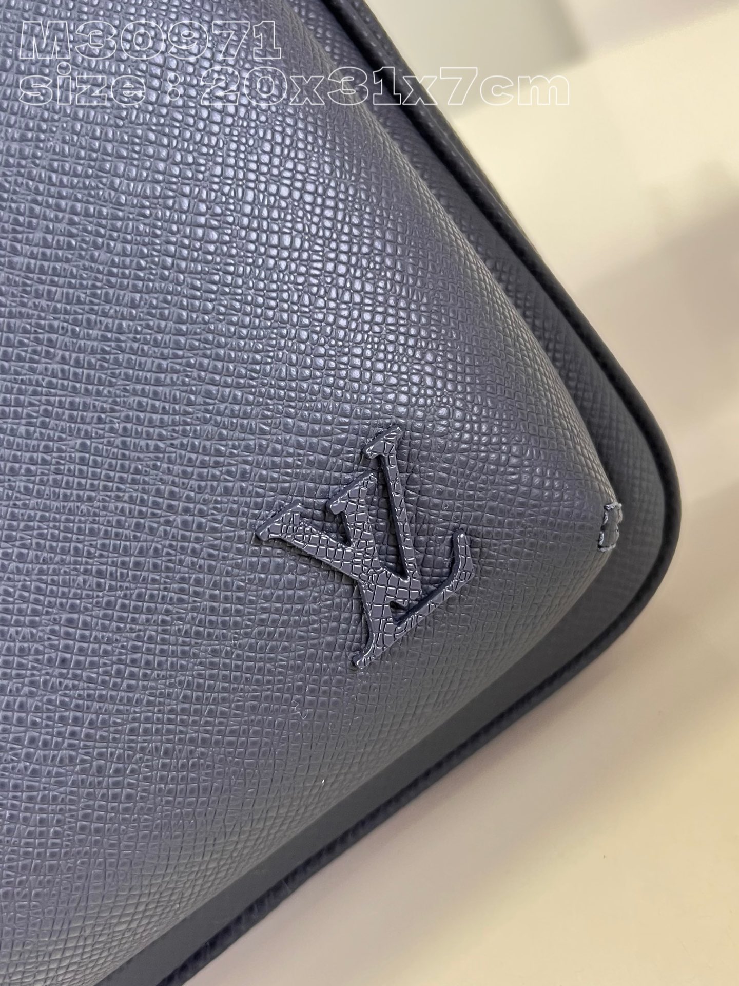 l**is V*t*n avenue nm slingbag