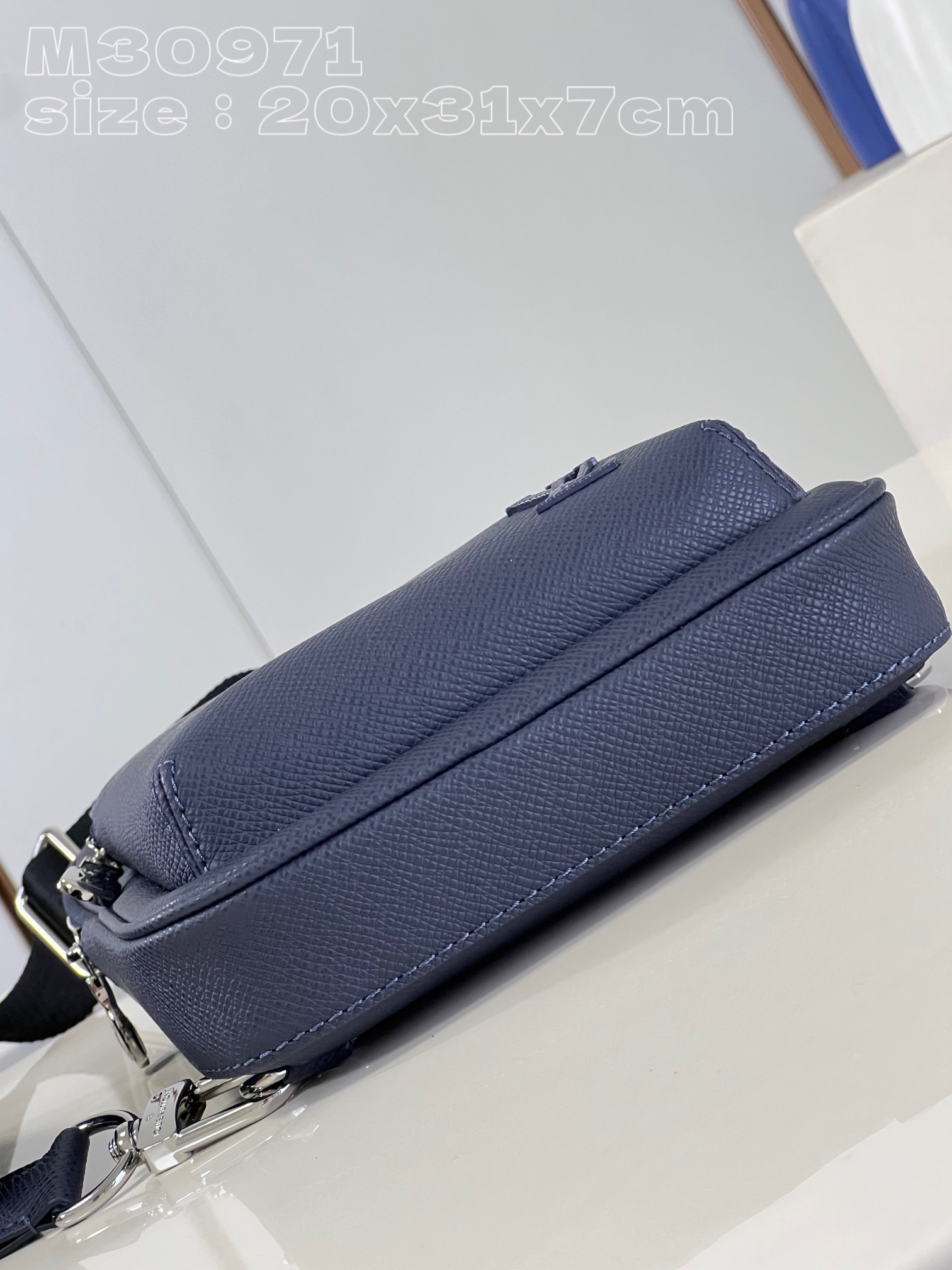 l**is V*t*n avenue nm slingbag