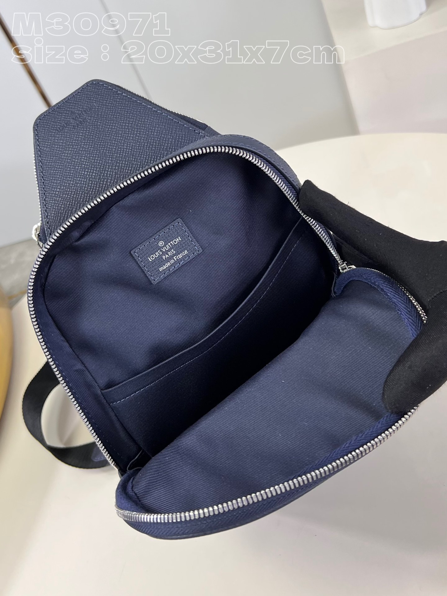 l**is V*t*n avenue nm slingbag