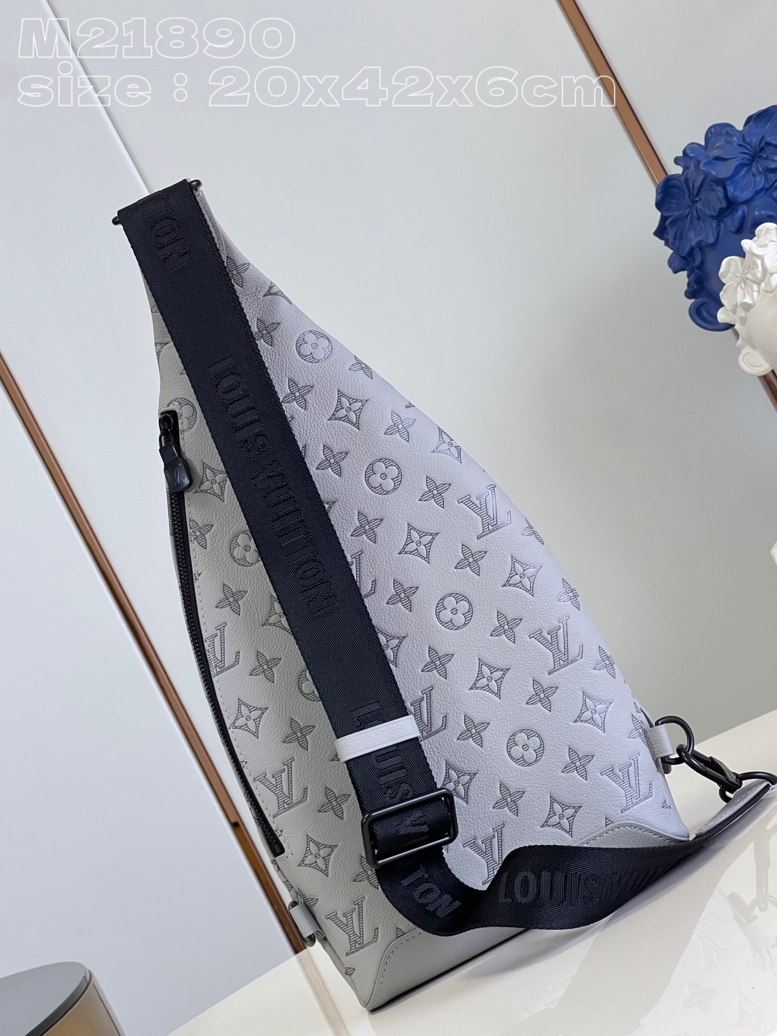 l**is V*t*n duo slingbag